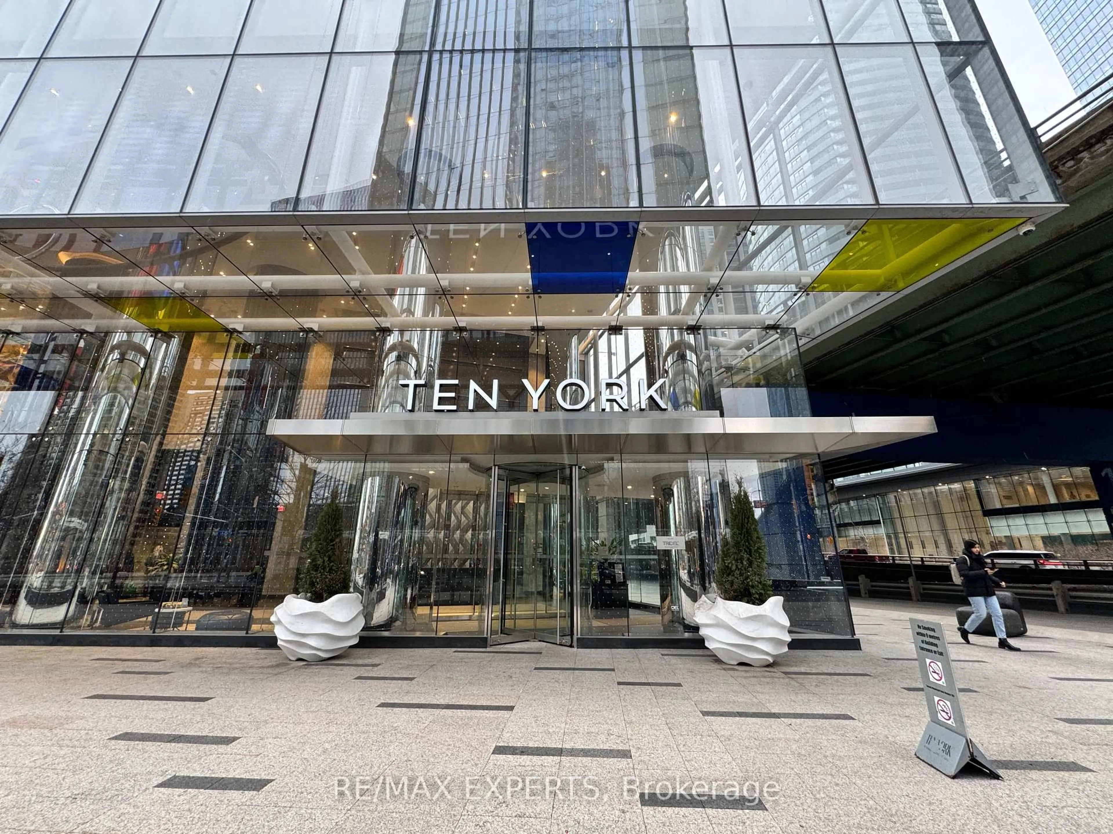 Indoor foyer for 10 York St #1106, Toronto Ontario M5J 2Z2