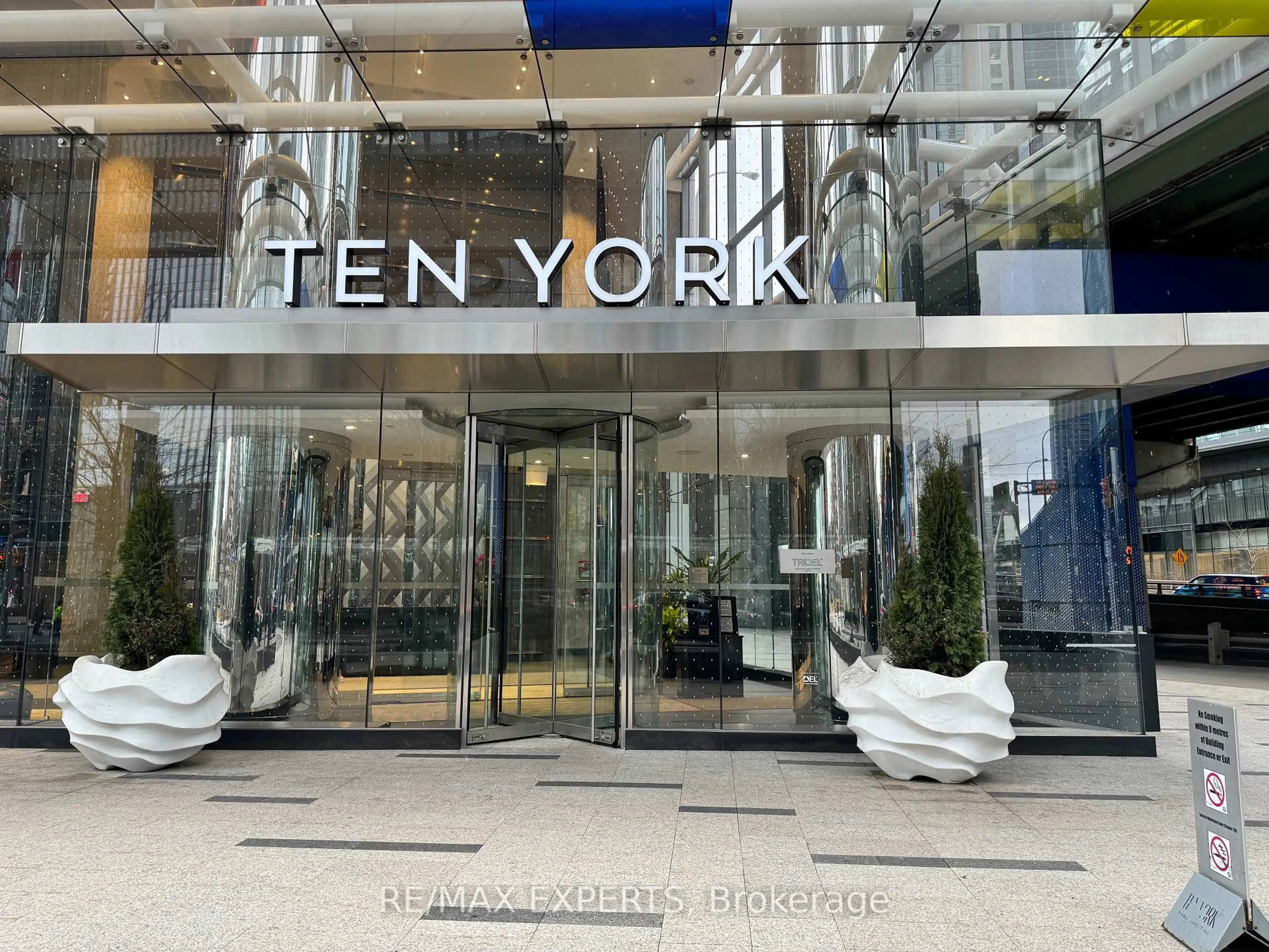 Indoor foyer for 10 York St #1106, Toronto Ontario M5J 2Z2