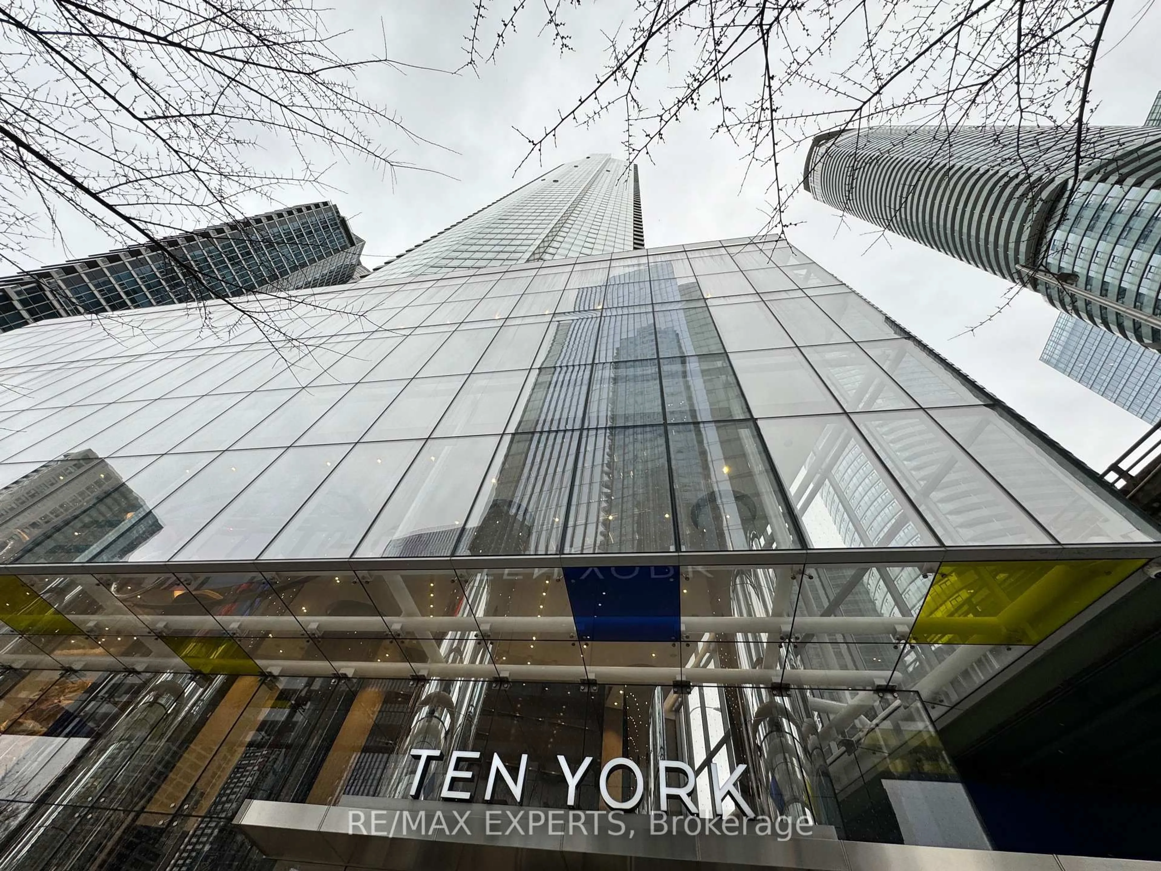 Indoor foyer for 10 York St #1106, Toronto Ontario M5J 2Z2