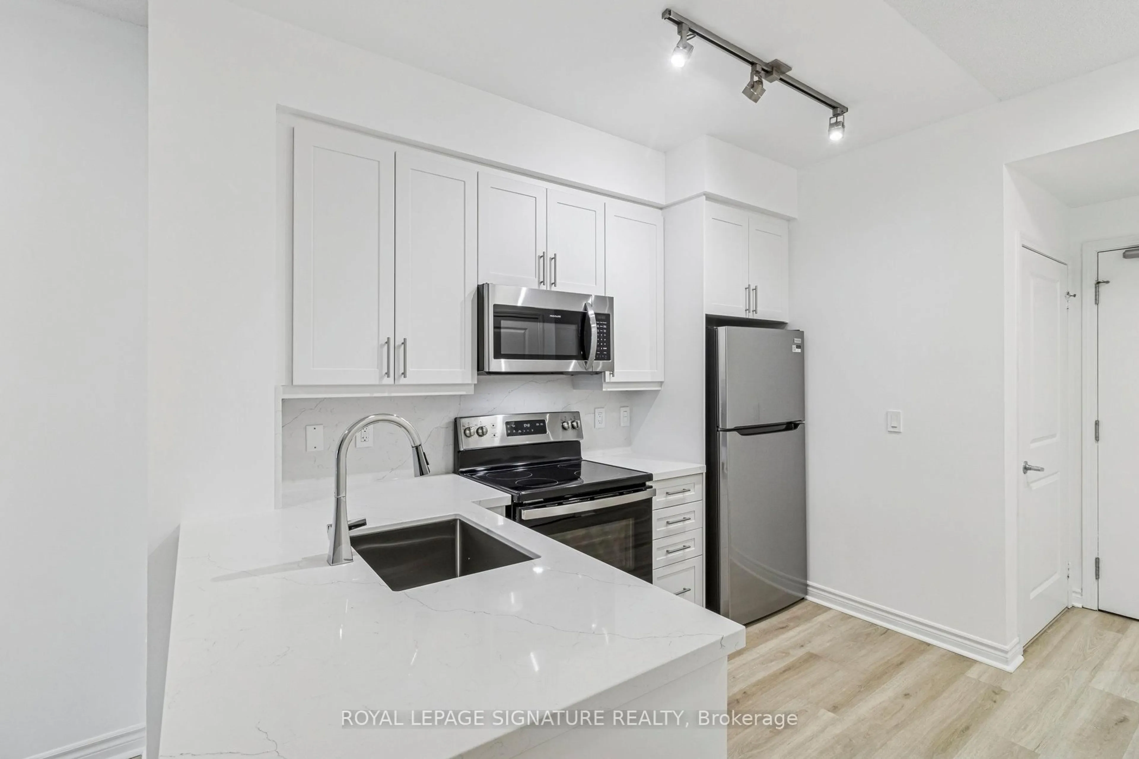 Standard kitchen, unknown for 2885 Bayview Ave #226, Toronto Ontario M2K 0A3