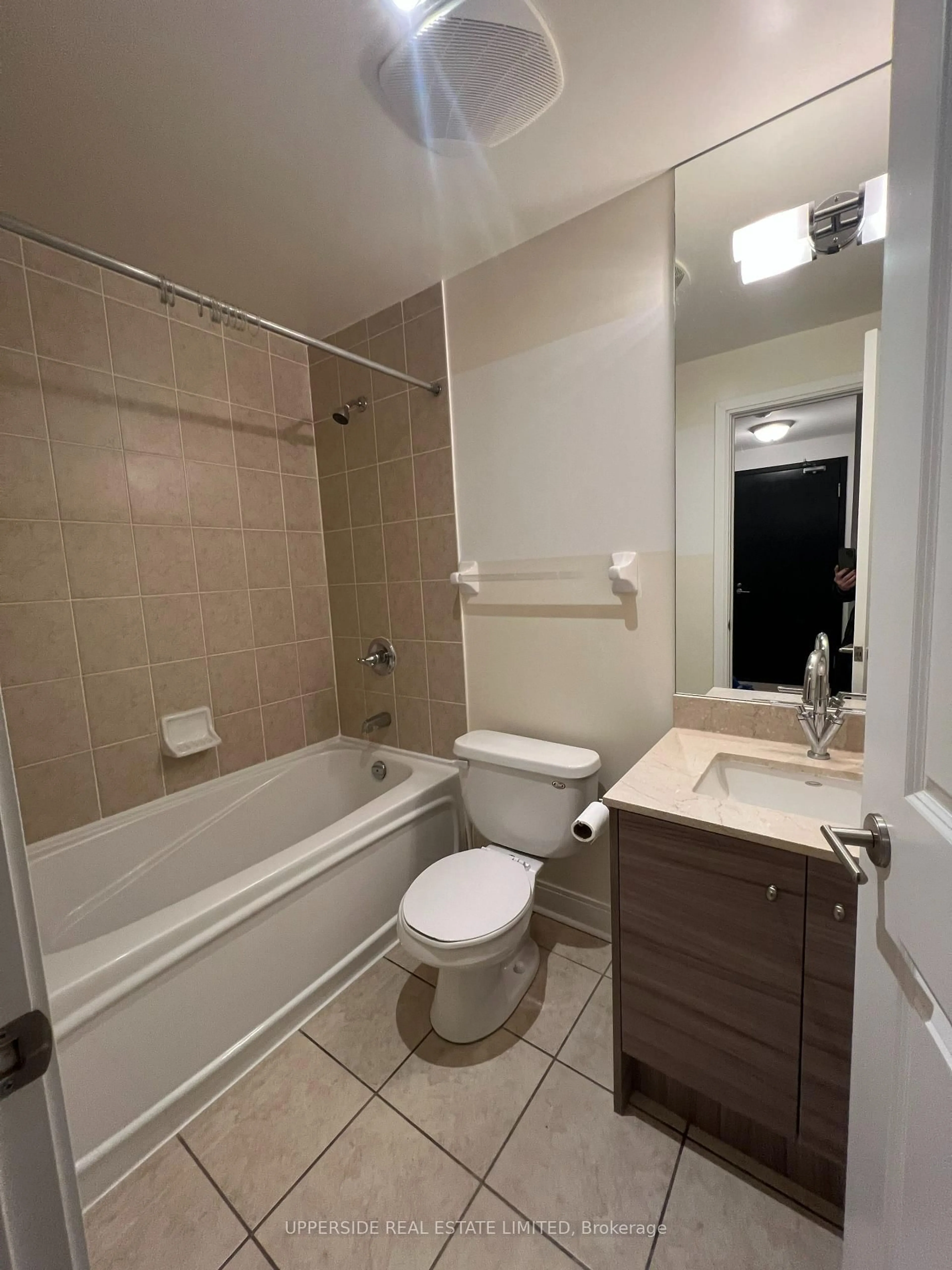 Standard bathroom, unknown for 18 Yorkville Ave #502, Toronto Ontario M4W 3Y8