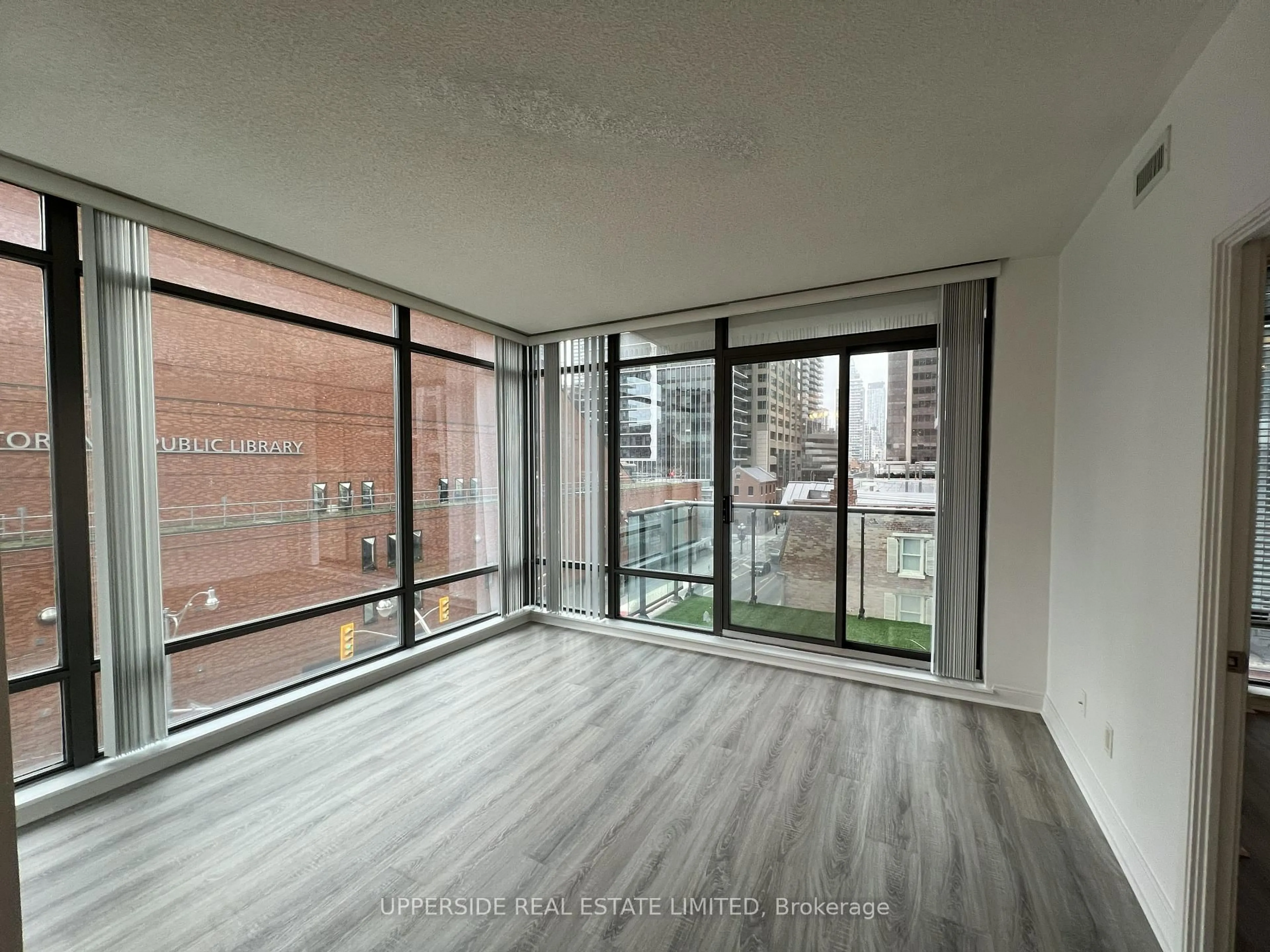 A pic of a room for 18 Yorkville Ave #502, Toronto Ontario M4W 3Y8