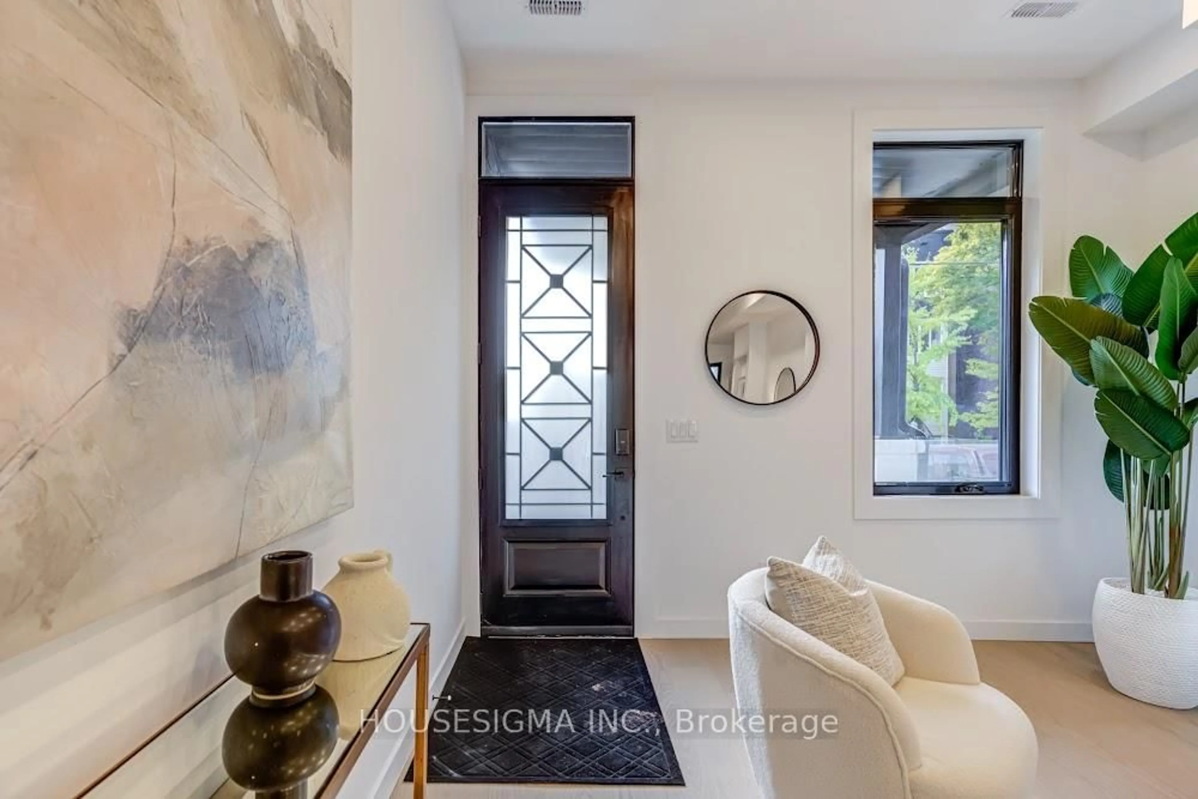 Indoor entryway for 732 Adelaide St, Toronto Ontario M6J 1B1