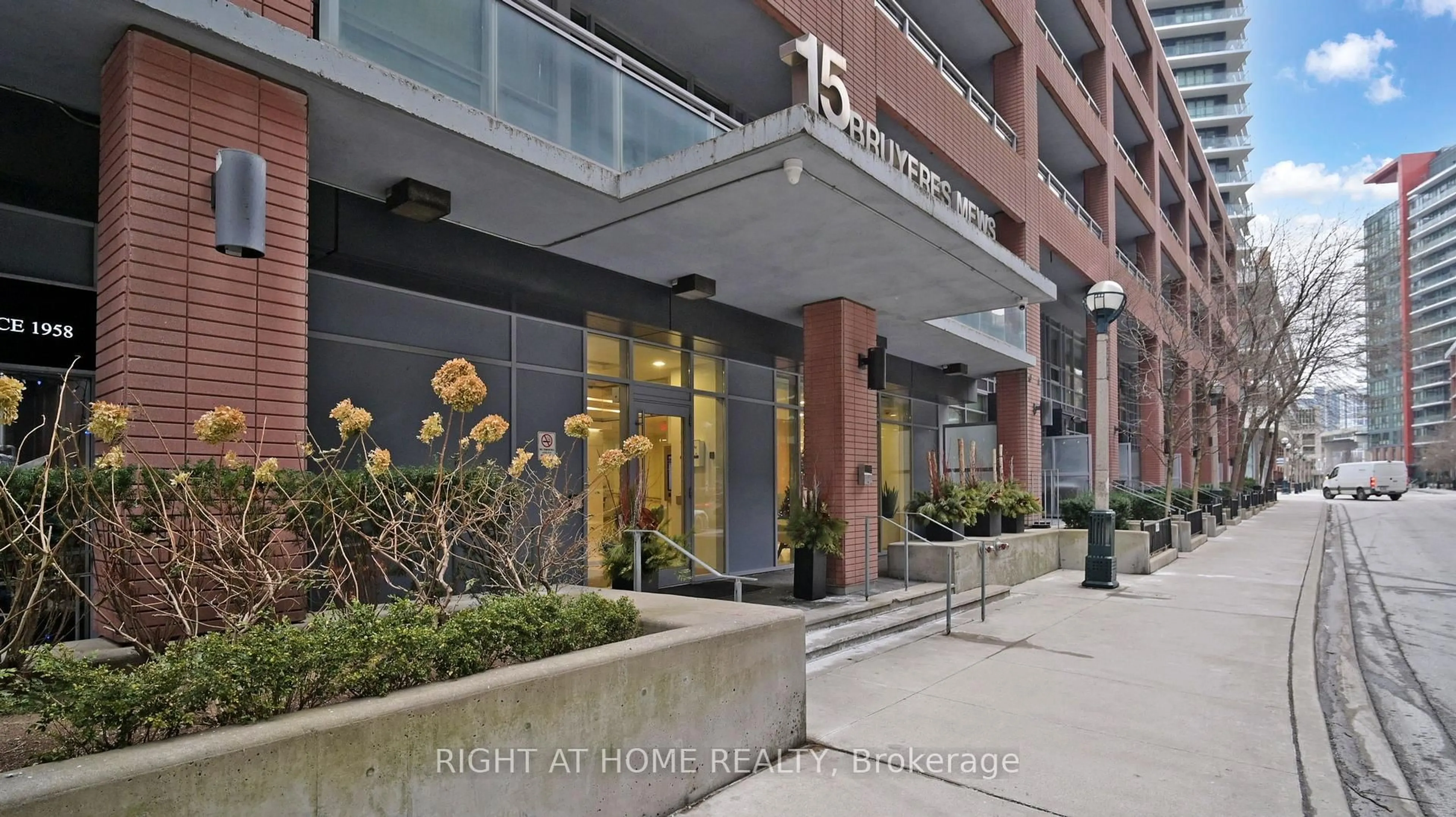 Unknown for 15 Bruyeres Mews #Th106, Toronto Ontario M5V 0A7