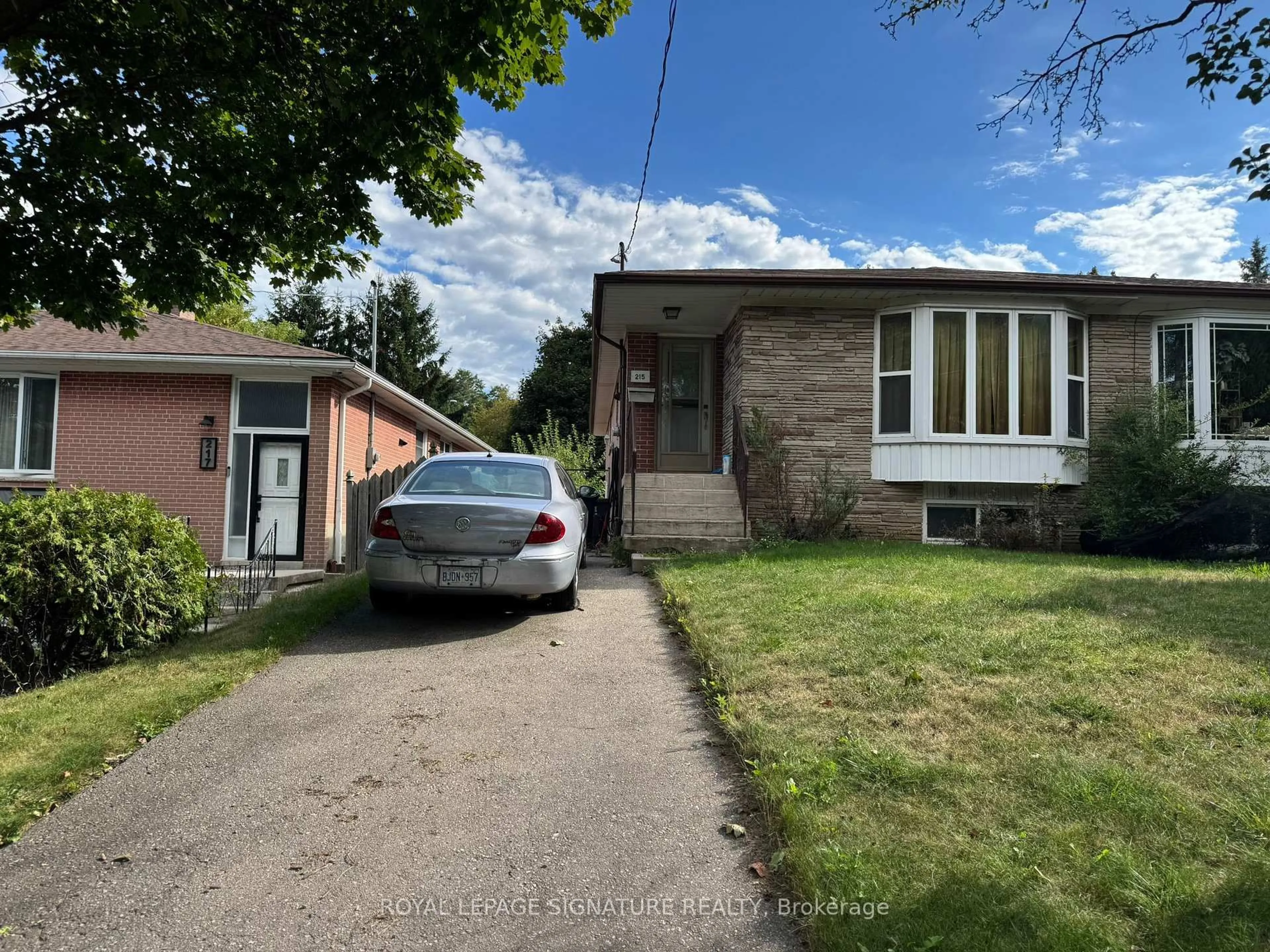 A pic from outside/outdoor area/front of a property/back of a property/a pic from drone, street for 215 Woodsworth Rd, Toronto Ontario M2L 2T5