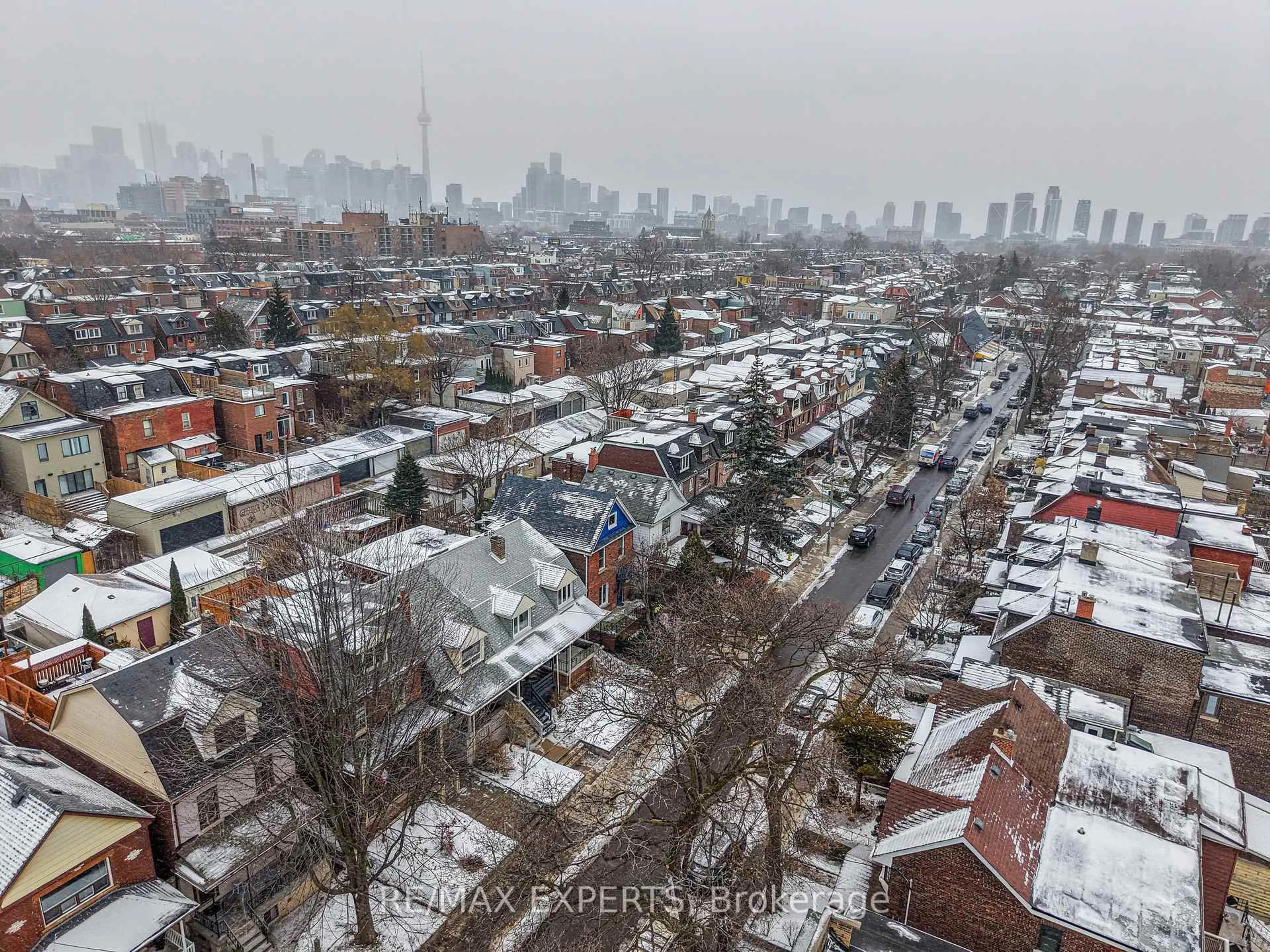 A pic from outside/outdoor area/front of a property/back of a property/a pic from drone, city buildings view from balcony for 255 Montrose Ave, Toronto Ontario M6G 3G6