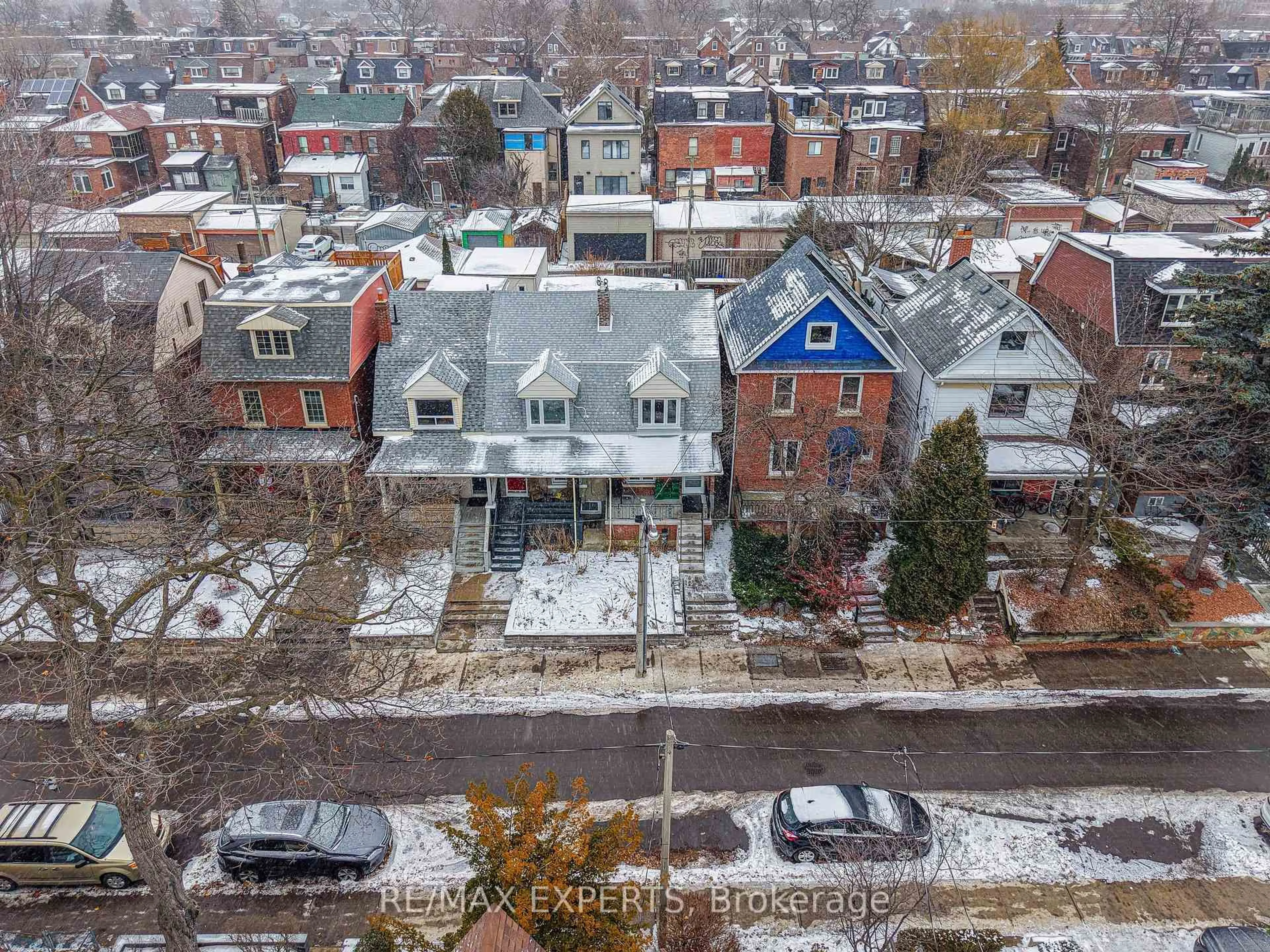A pic from outside/outdoor area/front of a property/back of a property/a pic from drone, city buildings view from balcony for 255 Montrose Ave, Toronto Ontario M6G 3G6
