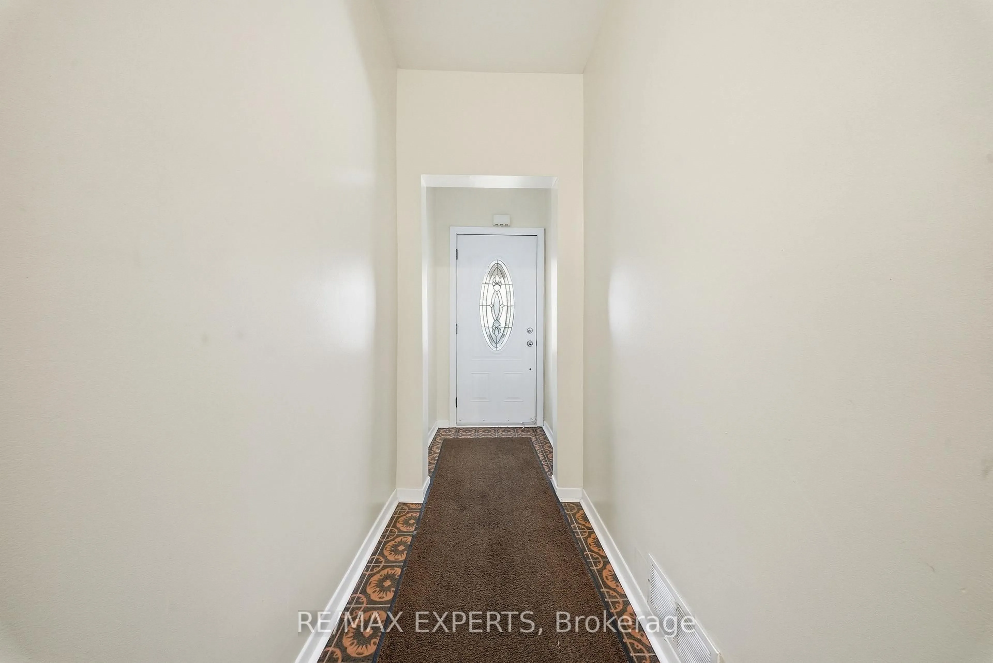 Indoor entryway for 255 Montrose Ave, Toronto Ontario M6G 3G6
