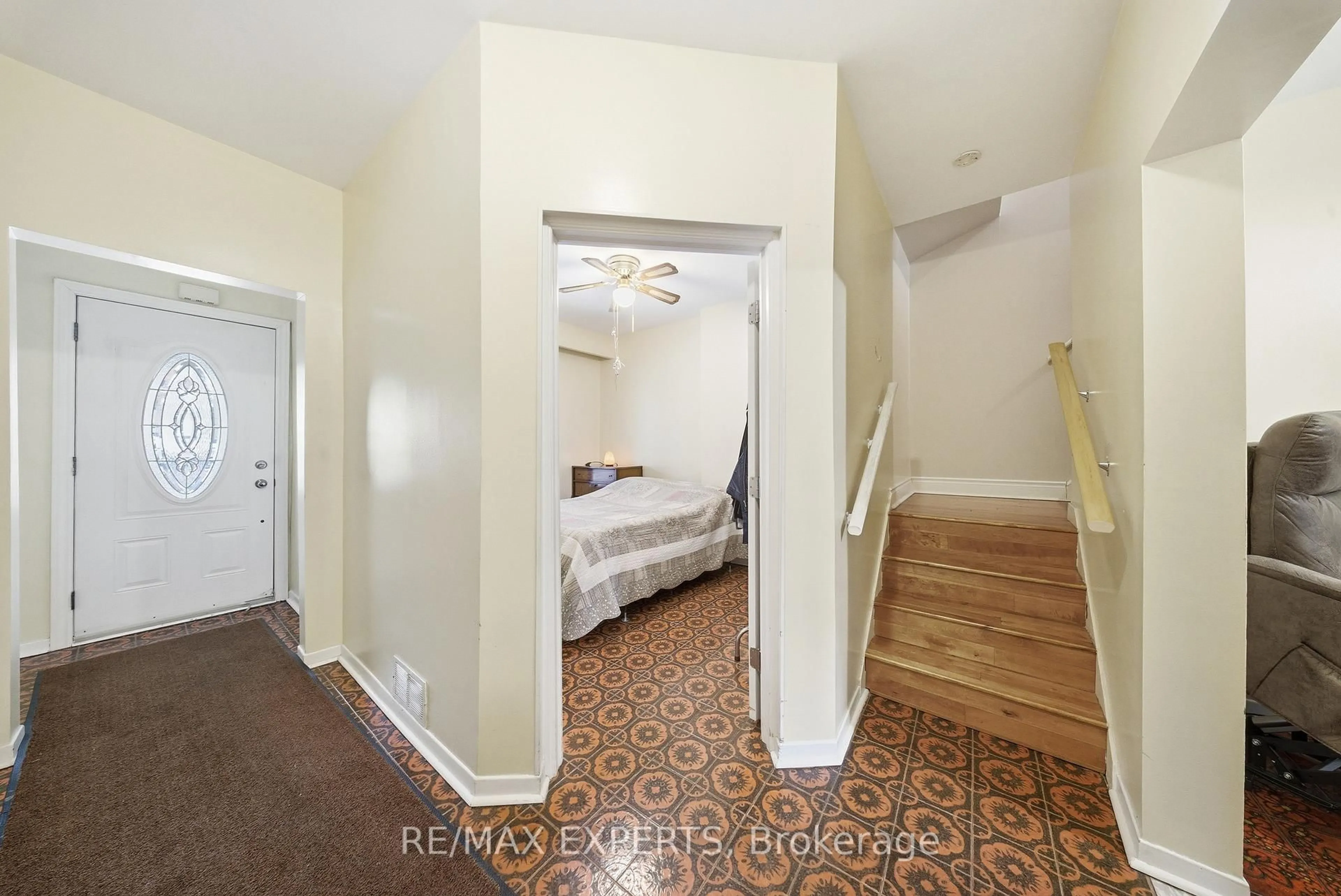 Indoor entryway for 255 Montrose Ave, Toronto Ontario M6G 3G6