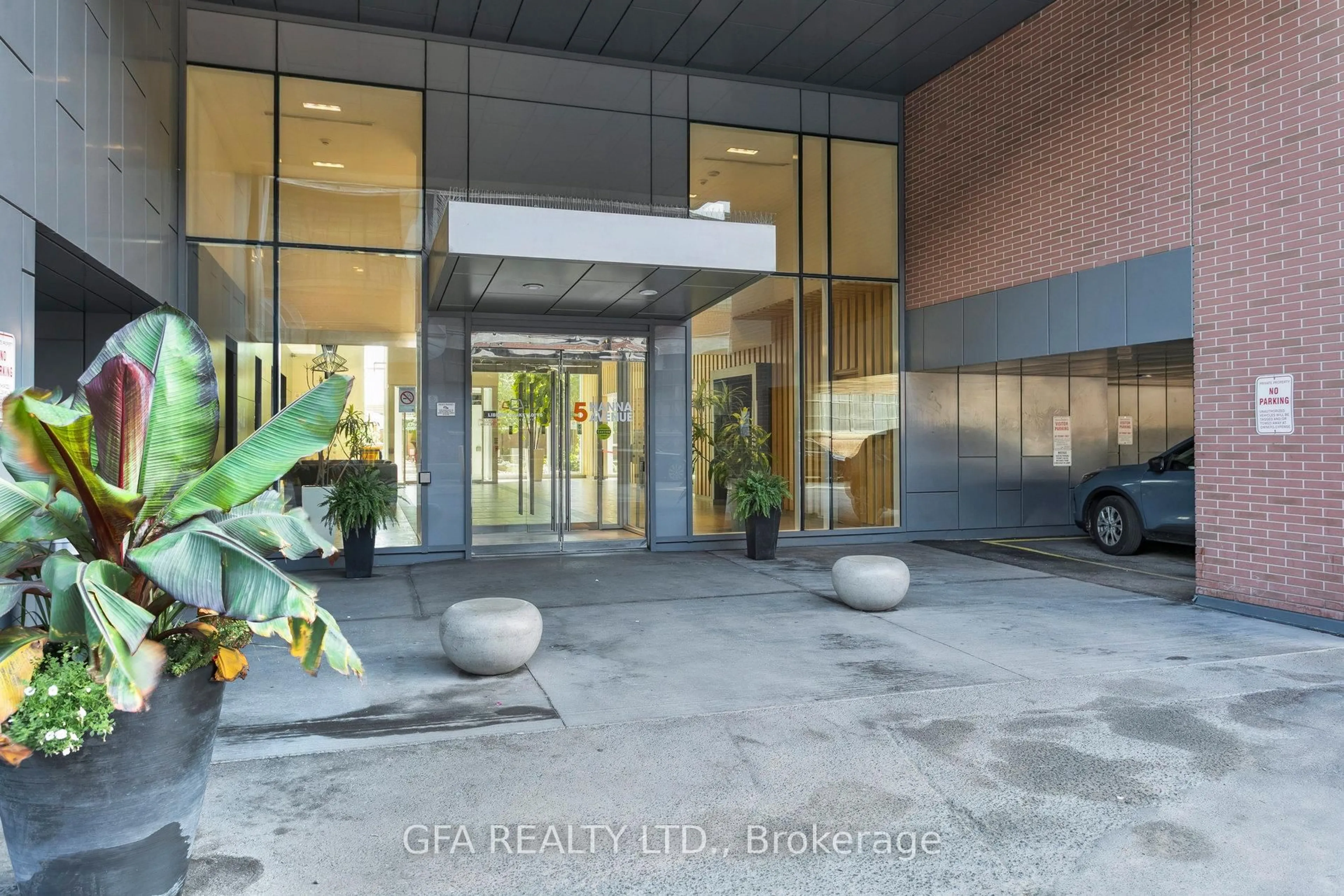 Indoor foyer for 5 Hanna Ave #438, Toronto Ontario M6K 0B3