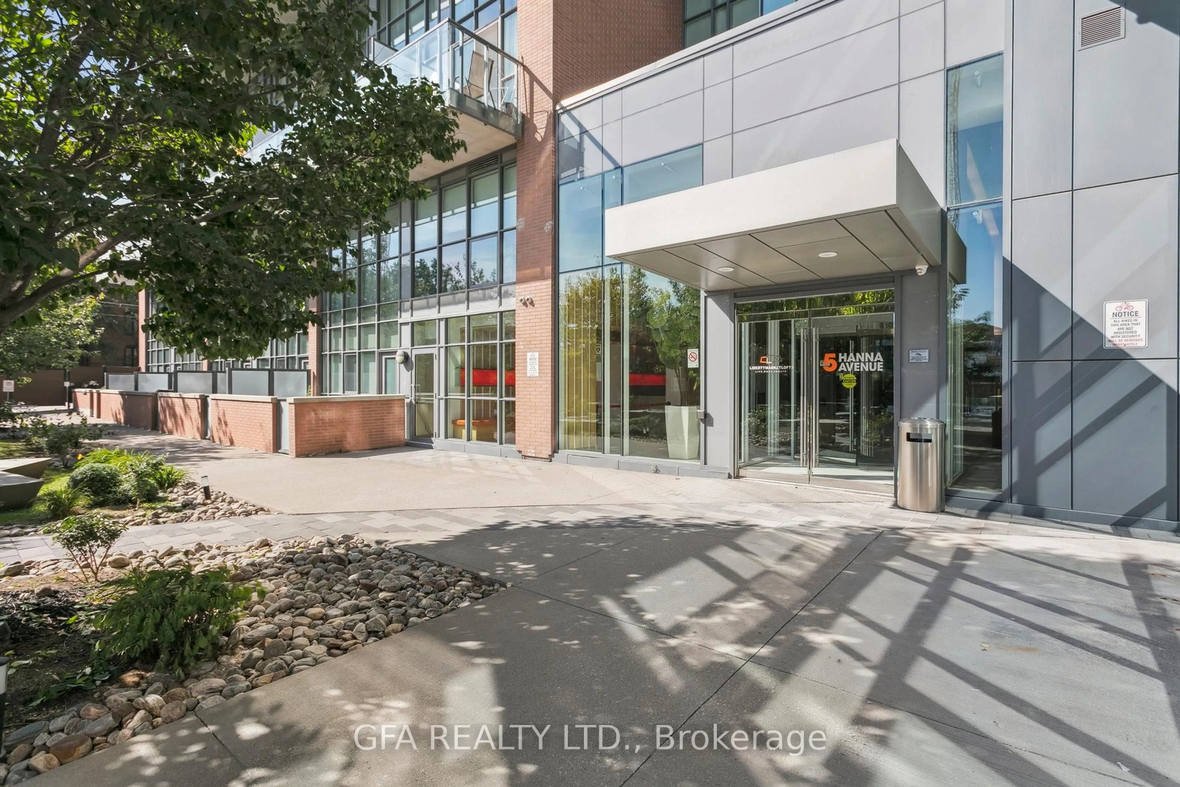 Indoor foyer for 5 Hanna Ave #438, Toronto Ontario M6K 0B3