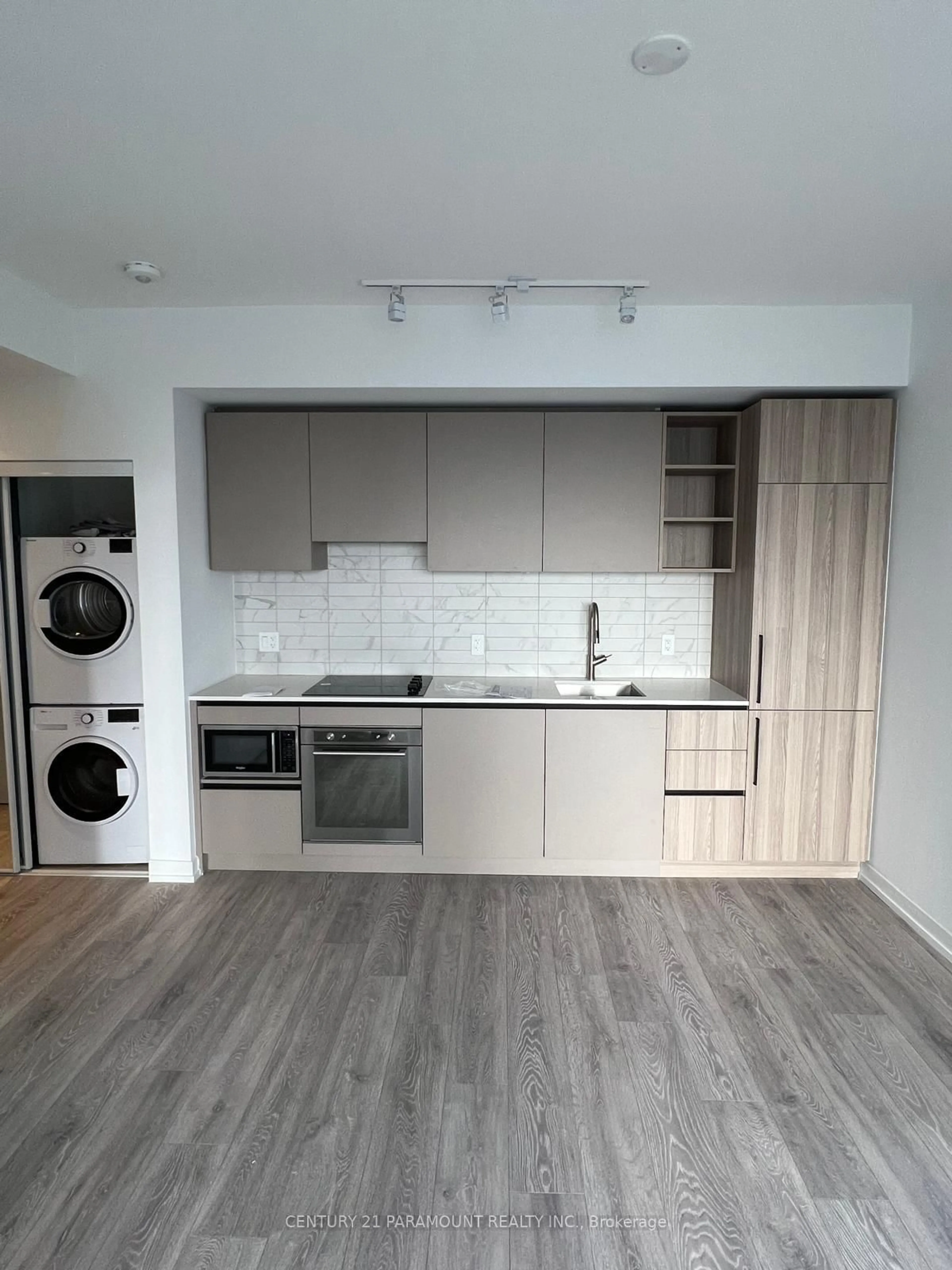 Standard kitchen, wood/laminate floor for 55 Mercer St #3902, Toronto Ontario M5V 0W4