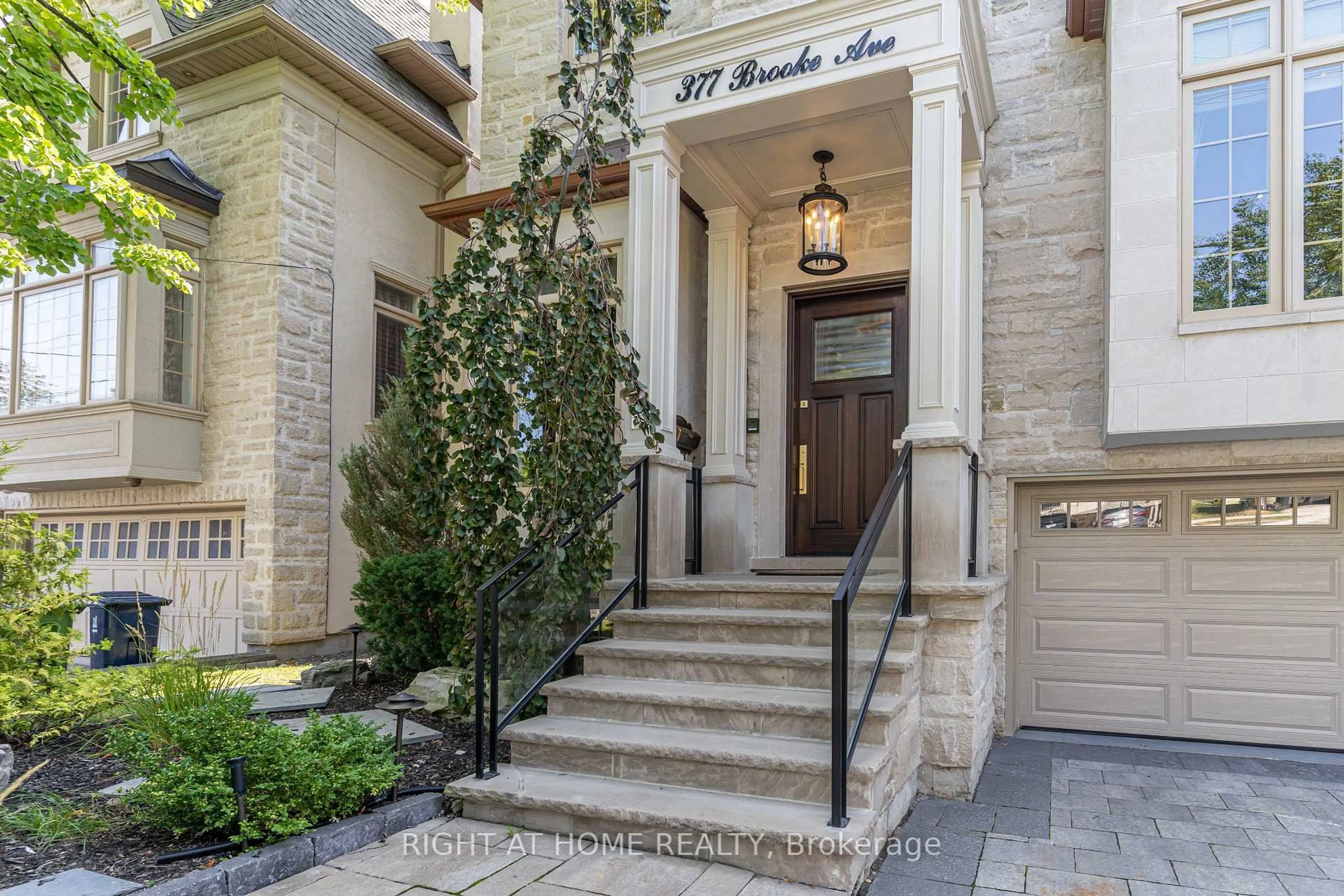Indoor entryway for 377 Brooke Ave, Toronto Ontario M5M 2L5