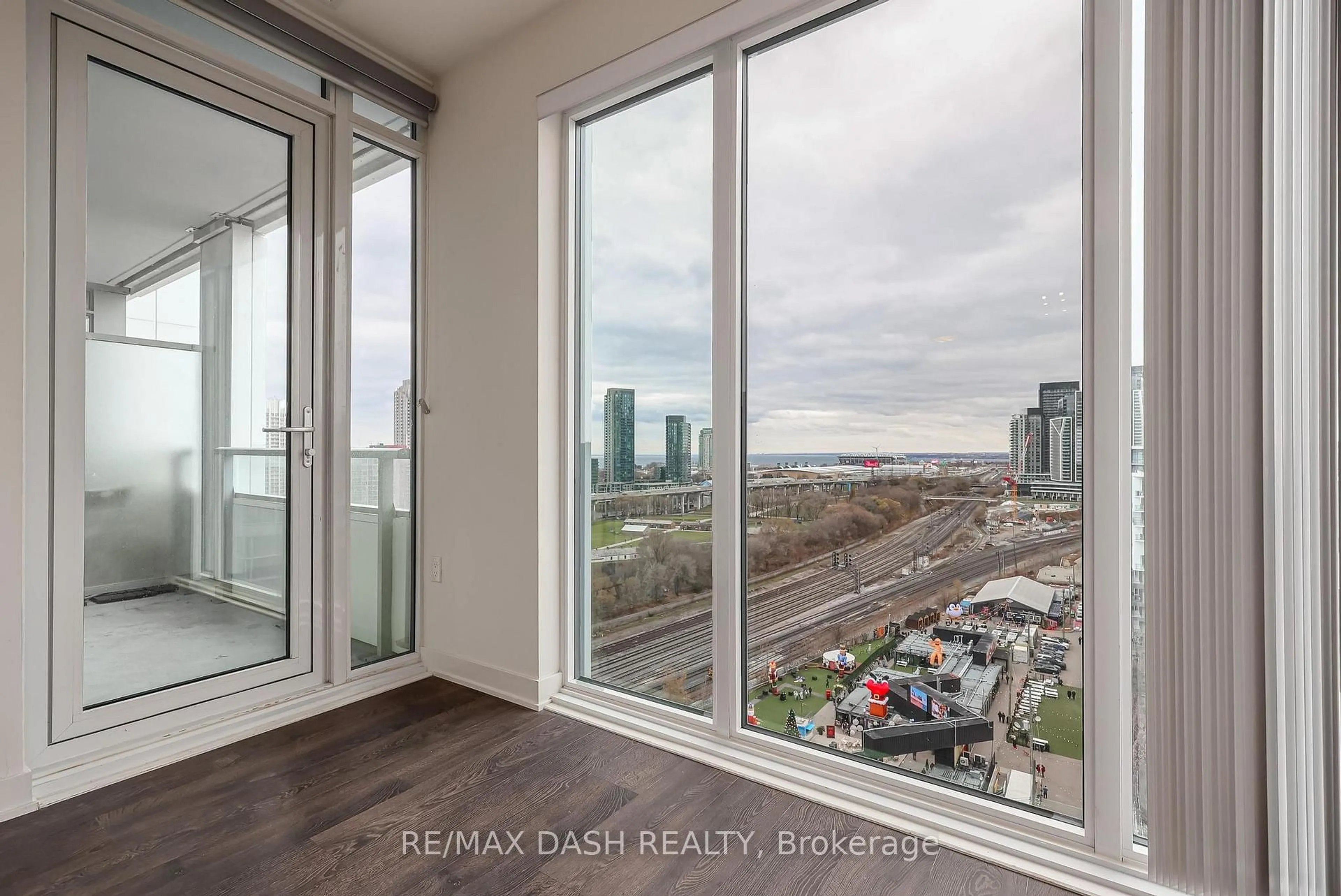 A pic of a room for 27 Bathurst St #1508W, Toronto Ontario M5V 0R1