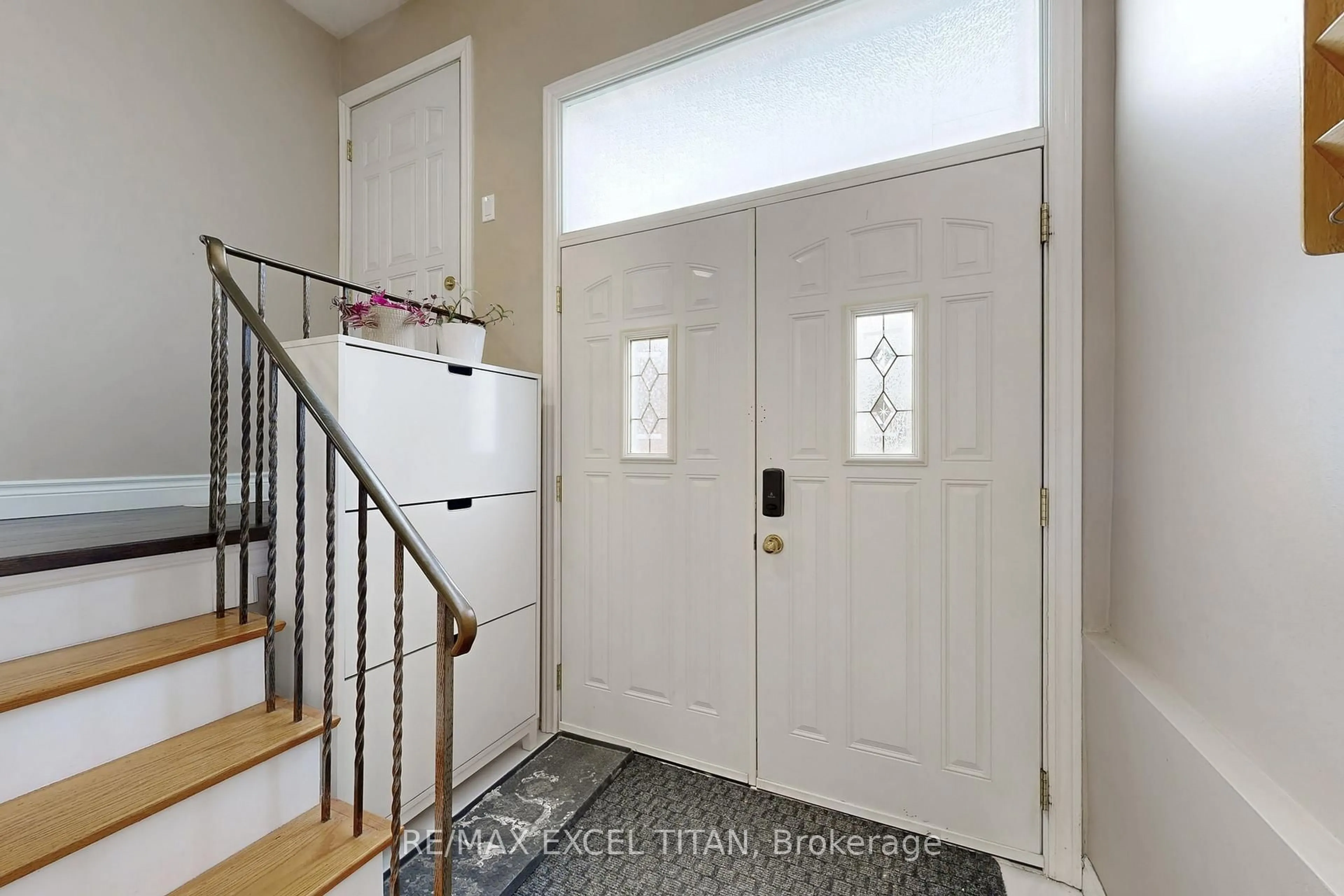 Indoor entryway for 251 Shawnee Circ, Toronto Ontario M2H 2Y3
