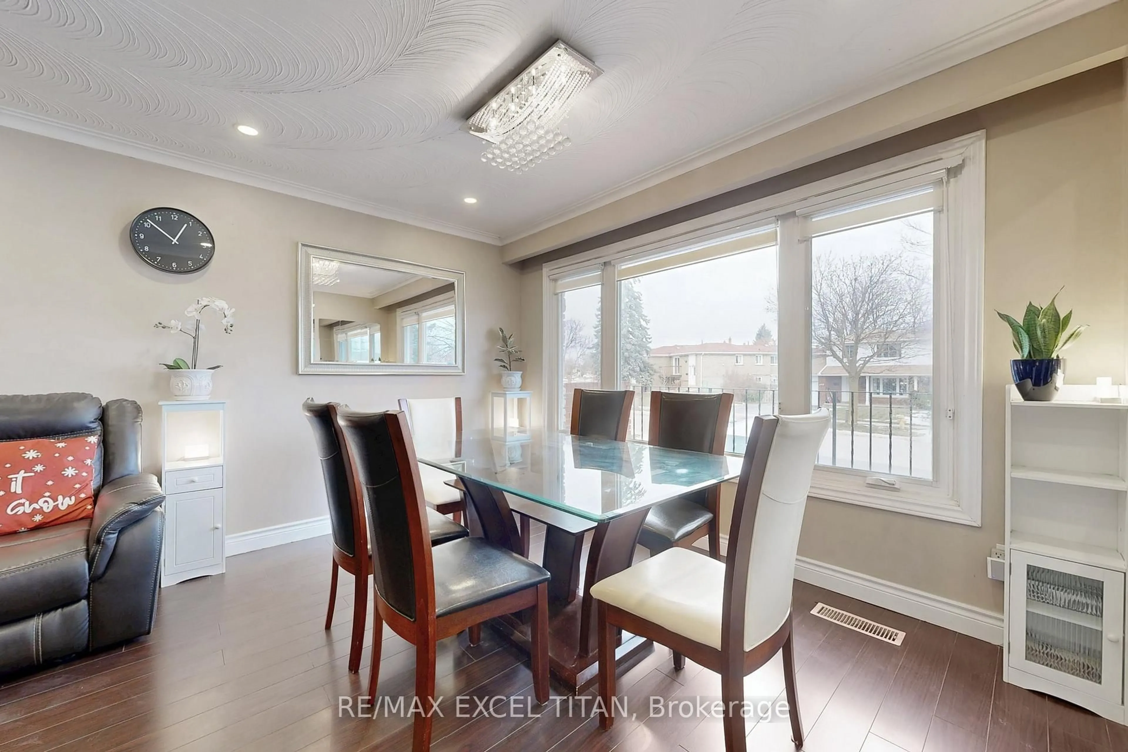 Dining room, wood/laminate floor for 251 Shawnee Circ, Toronto Ontario M2H 2Y3