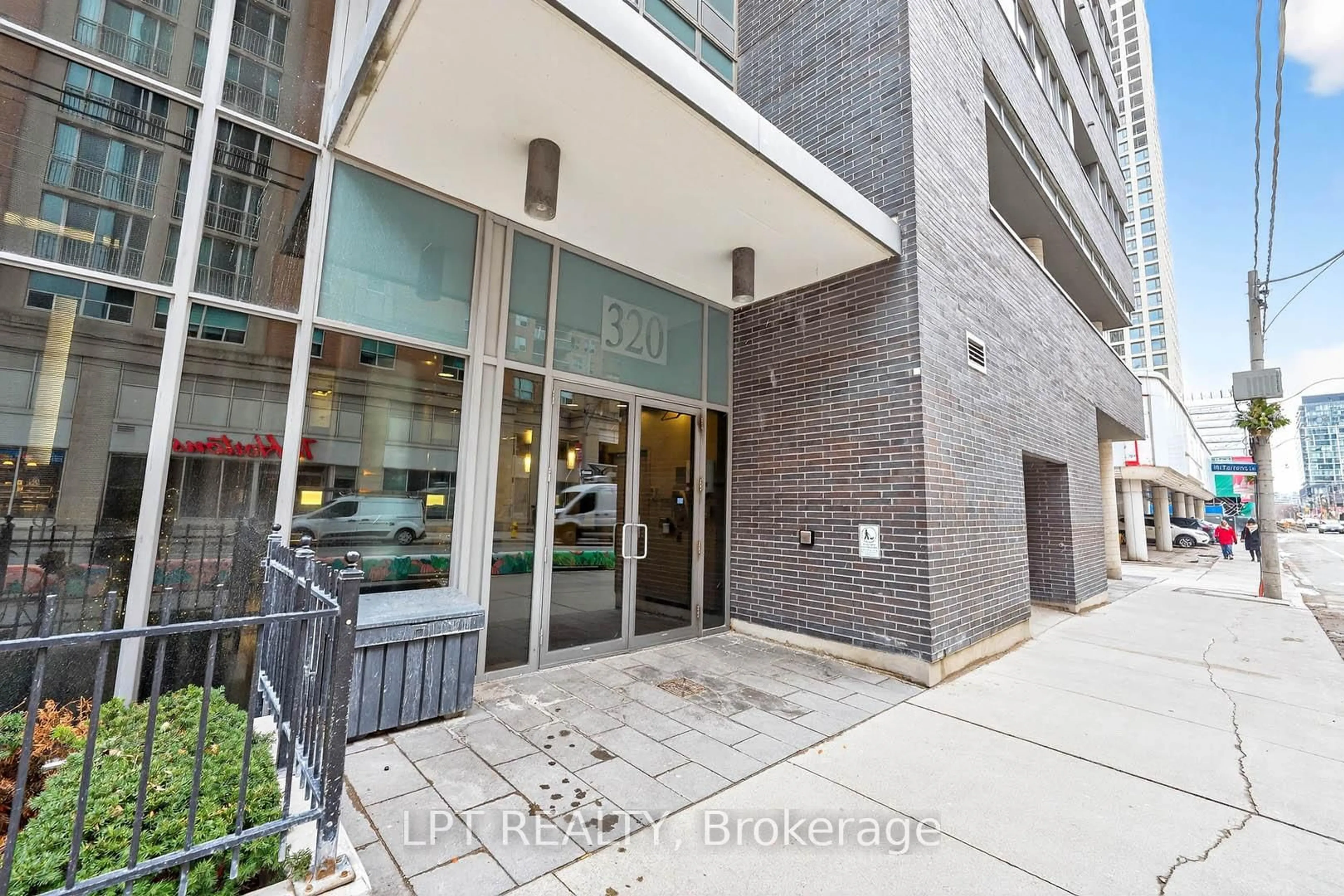 Indoor foyer for 320 Richmond St #306, Toronto Ontario M5A 1P9
