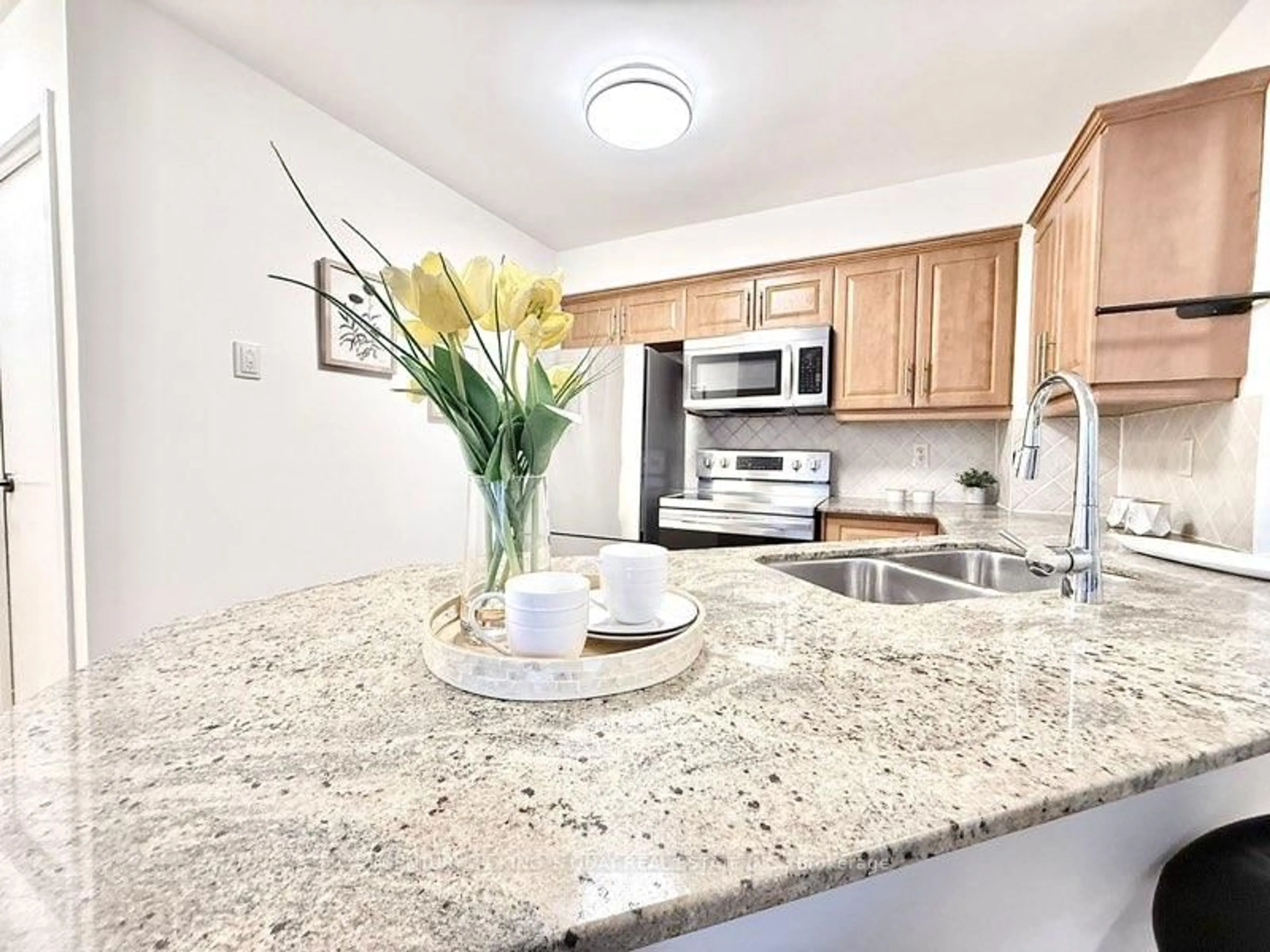 Open concept kitchen, ceramic/tile floor for 25 Grenville St #LPH2, Toronto Ontario M4Y 2X5