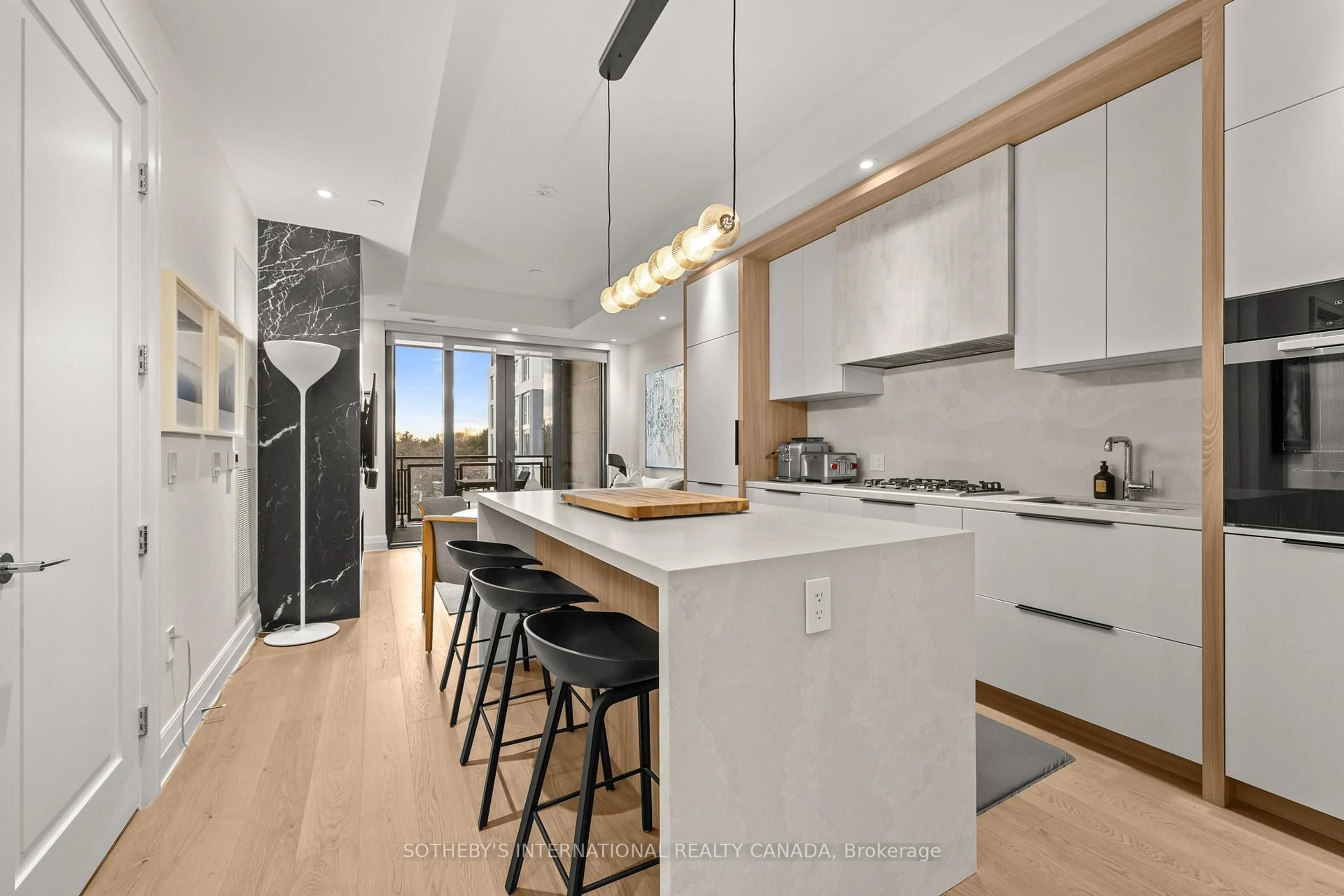 Open concept kitchen, unknown for 2 Forest Hill Rd #510, Toronto Ontario M4V 2L3