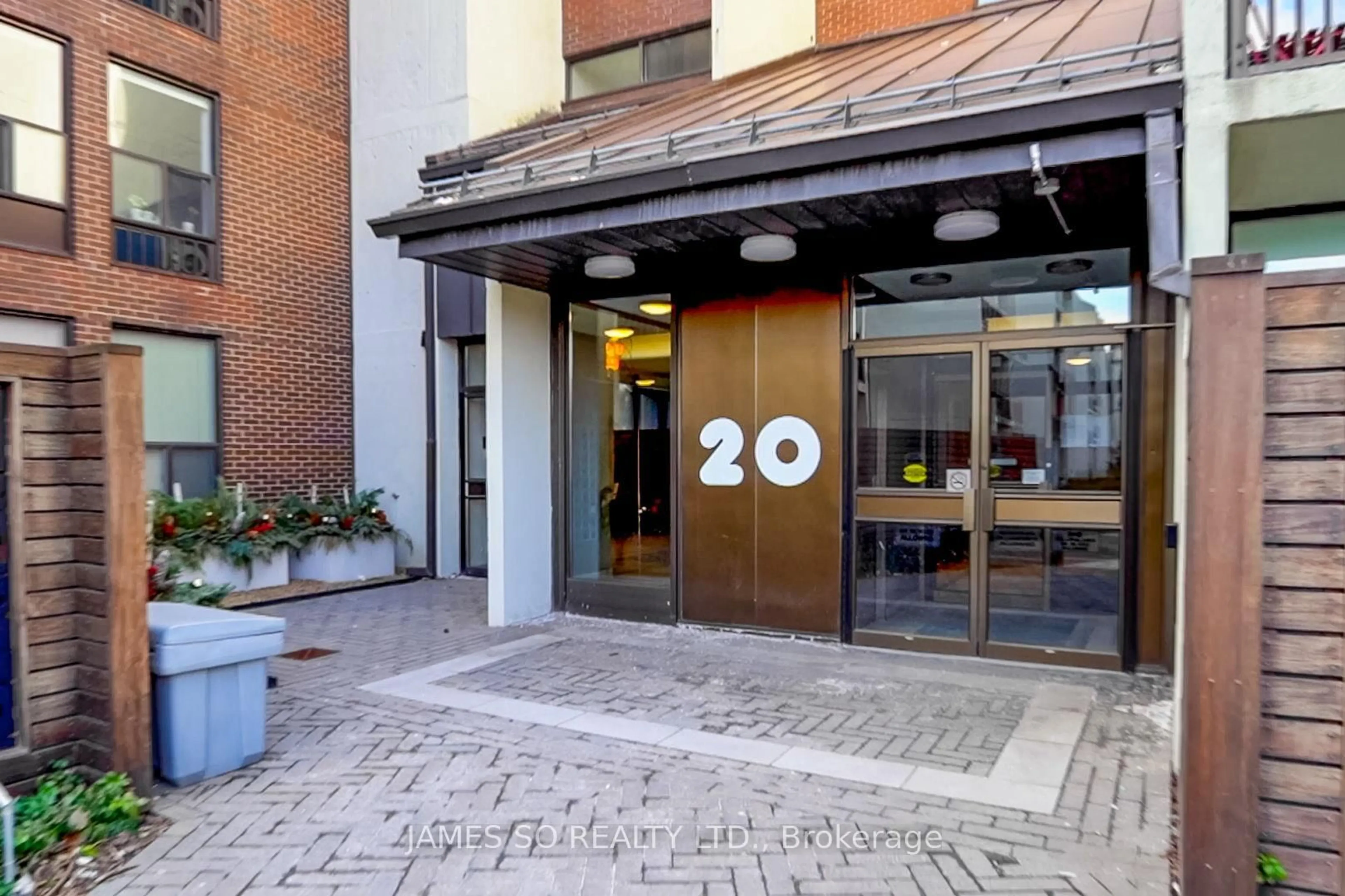 Indoor foyer for 20 Fashion Roseway #408, Toronto Ontario M2N 6B5