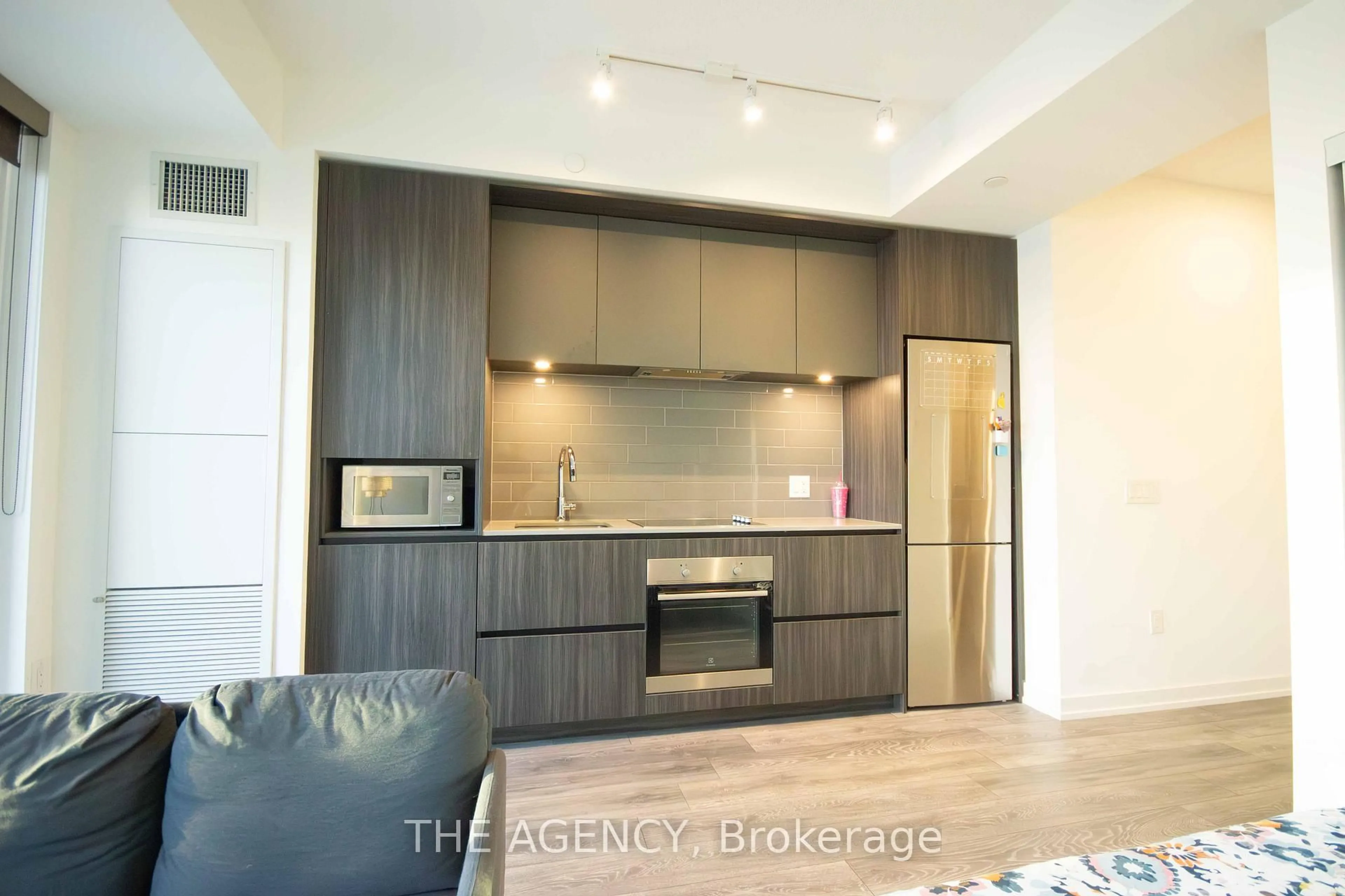 Contemporary kitchen, wood/laminate floor for 225 Sumach St #1702, Toronto Ontario M5A 0P8