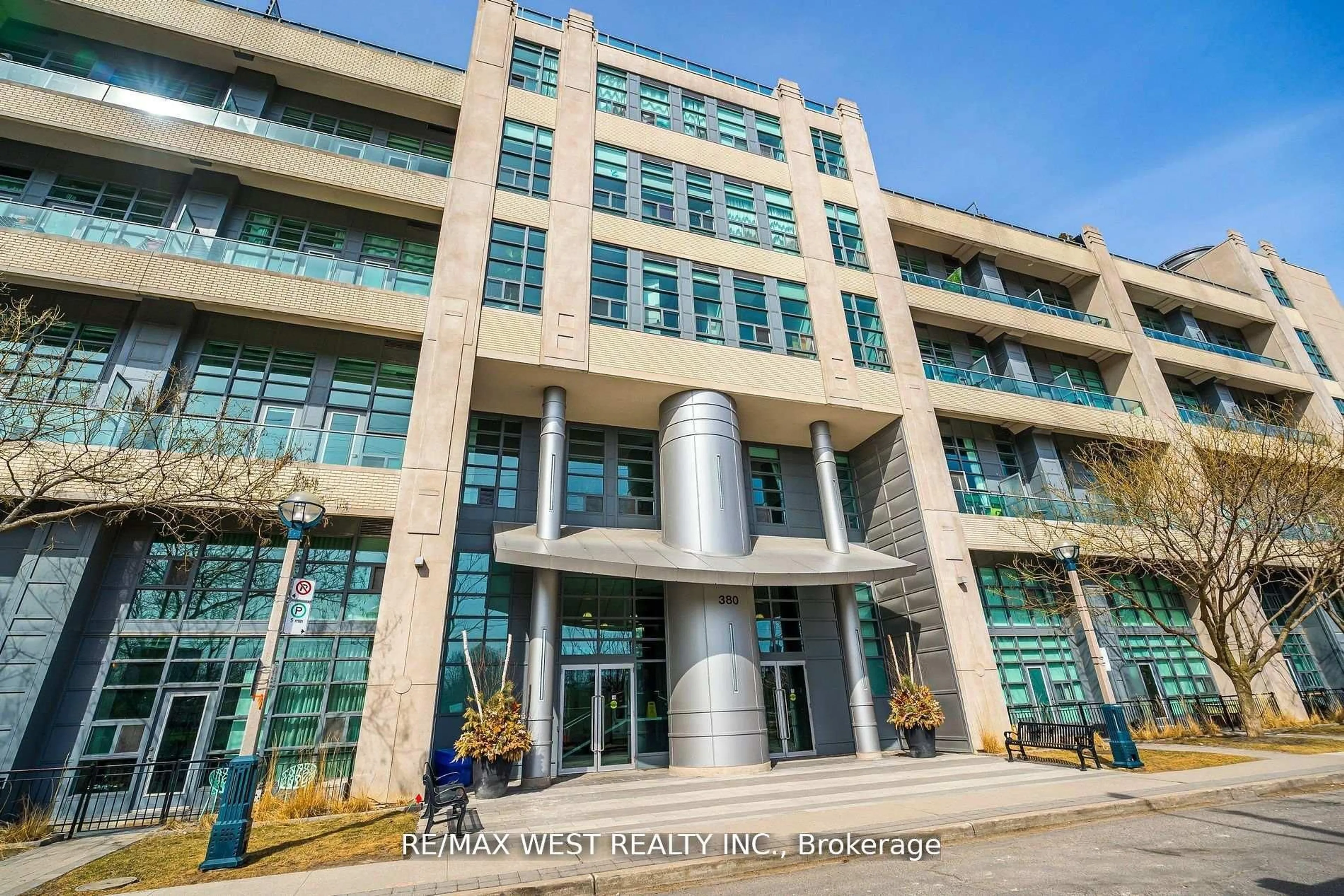 Indoor foyer for 380 Macpherson Ave #333, Toronto Ontario M4V 3E3