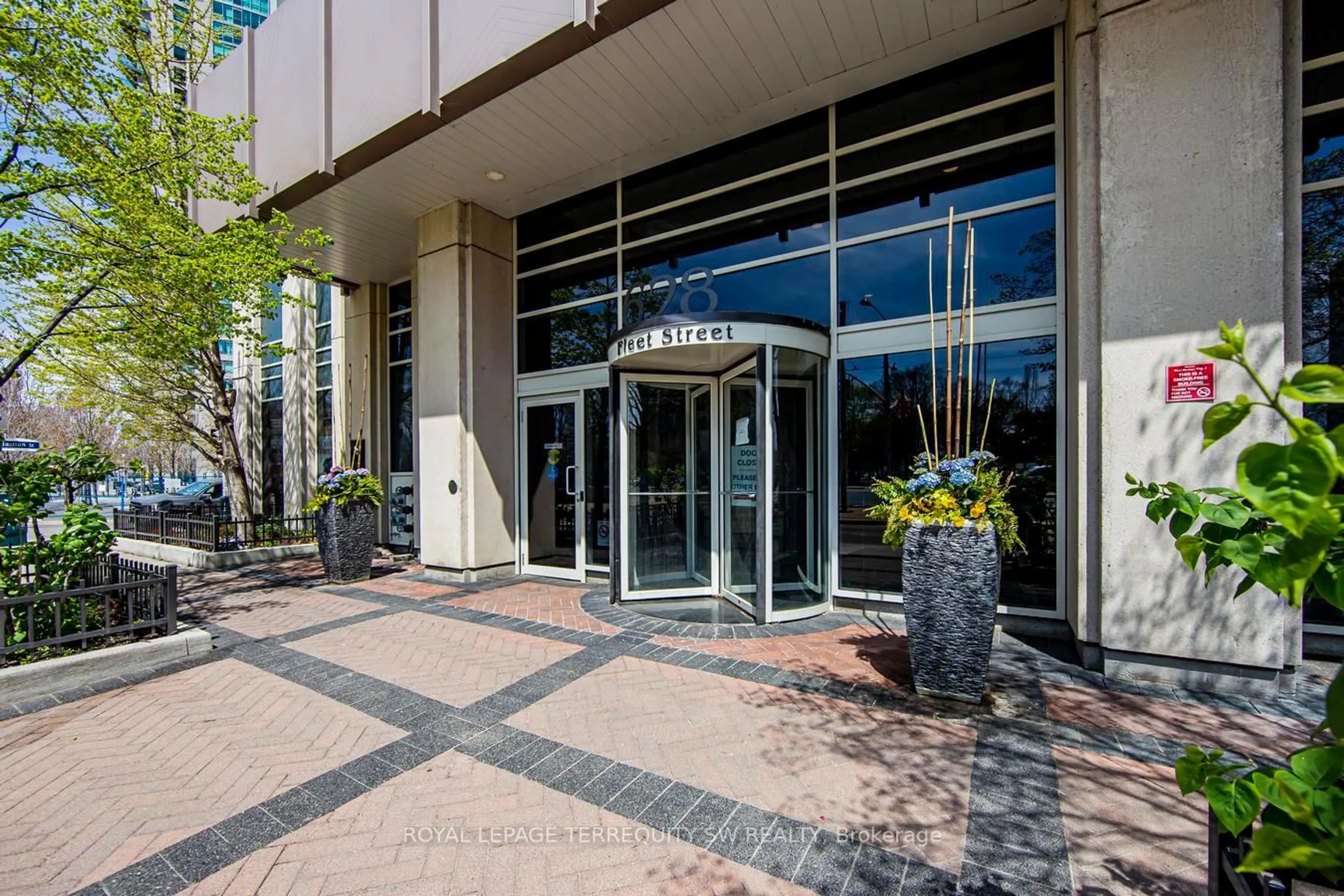 Indoor foyer for 628 Fleet St #2707, Toronto Ontario M5V 1A8