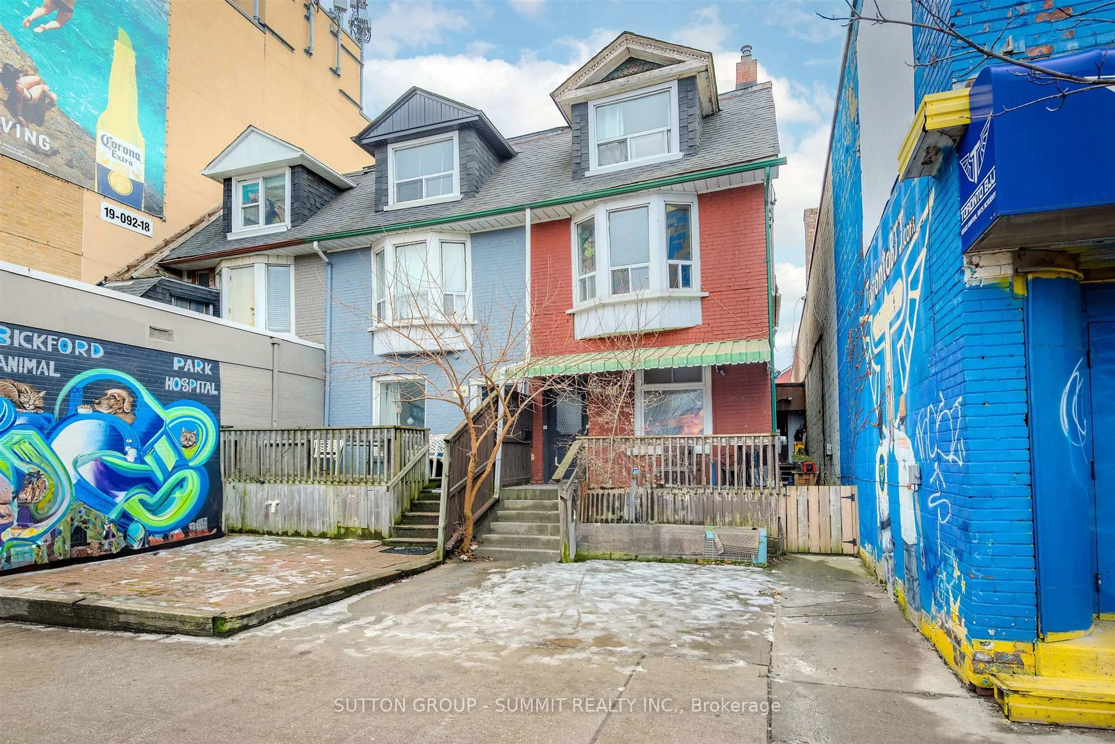 Unknown for 811 Bloor St, Toronto Ontario M6G 1L8