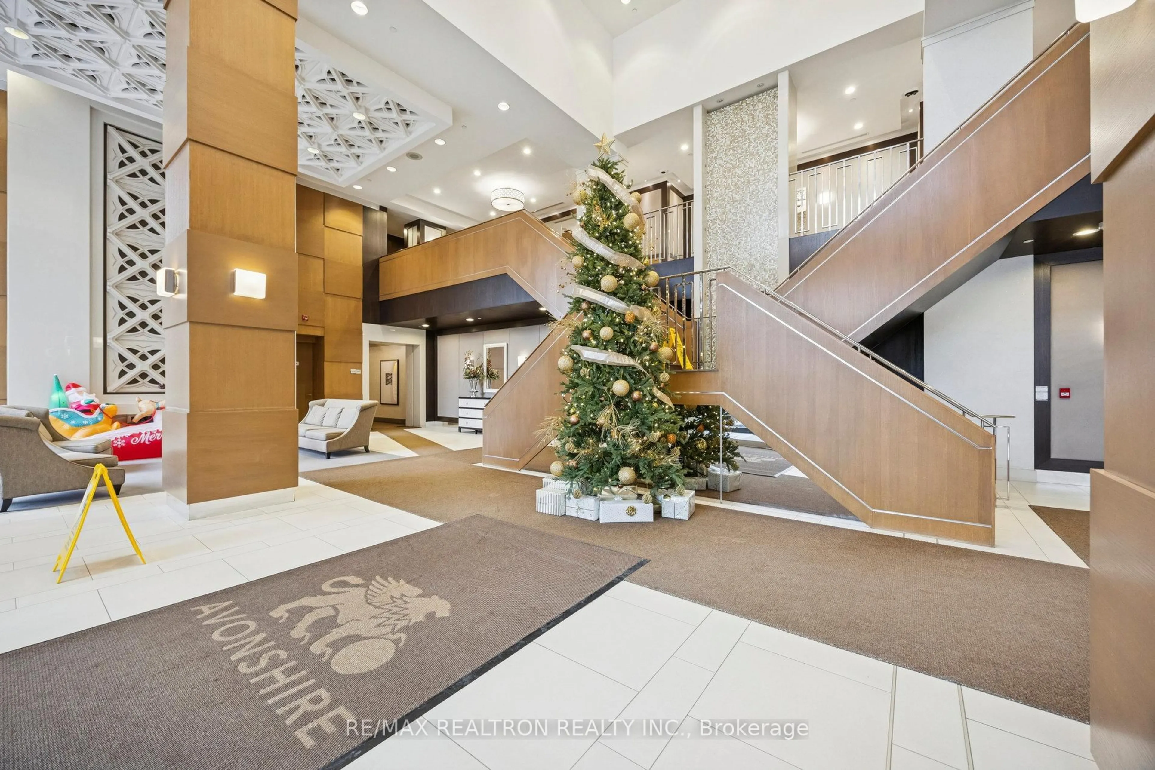 Indoor foyer for 100 Harrison Garden Blvd #323, Toronto Ontario M2N 0C2