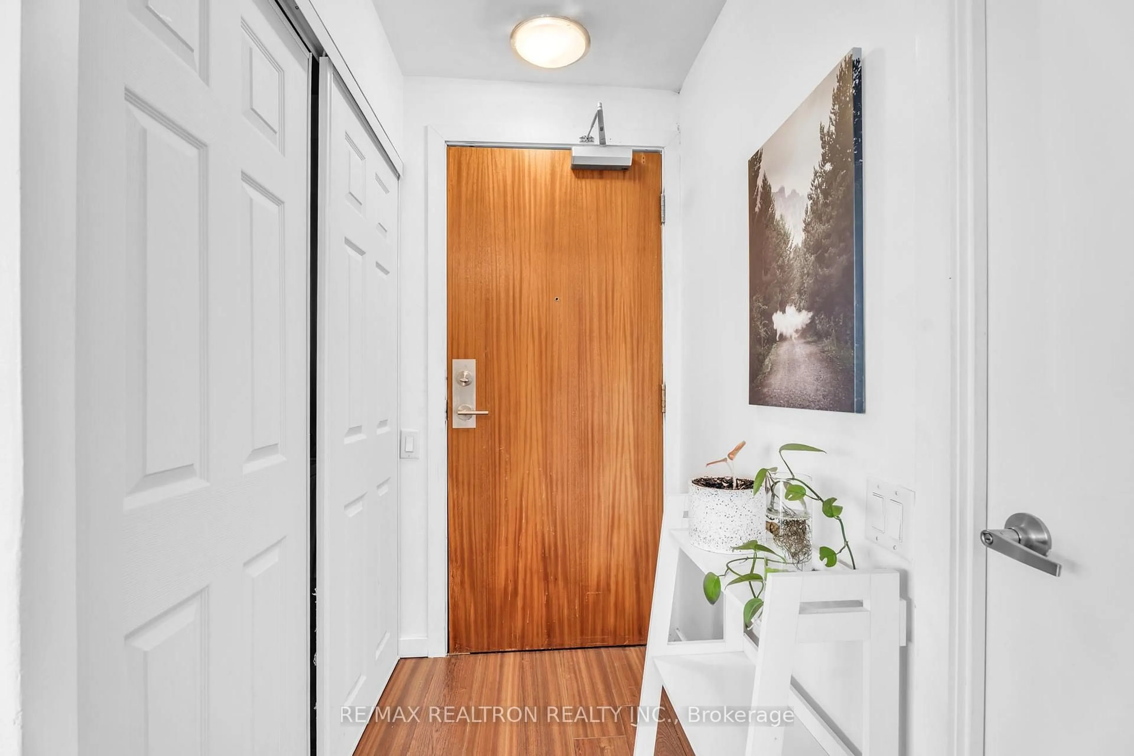 Indoor entryway for 30 Canterbury Pl #1807, Toronto Ontario M2N 0B9