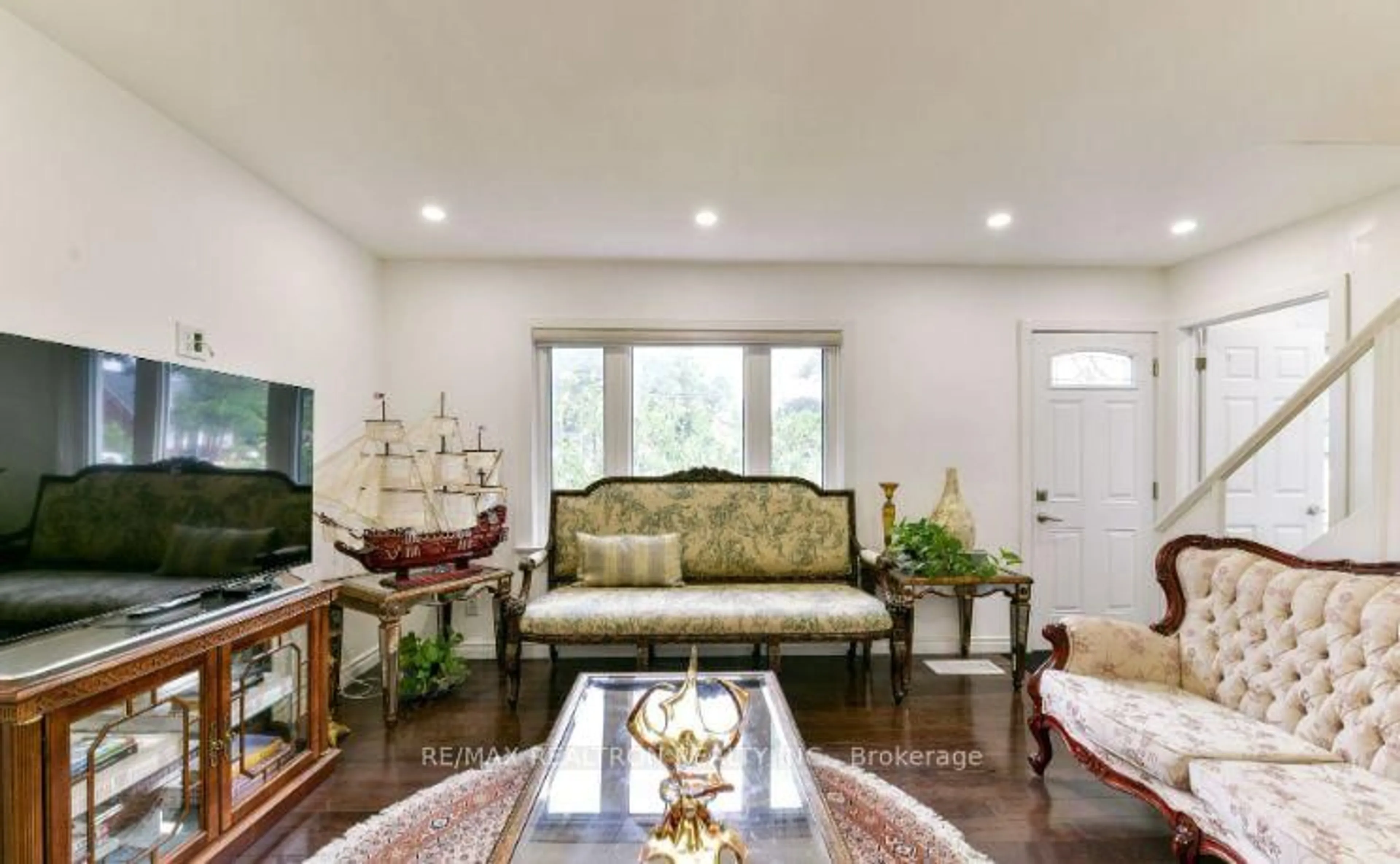 Living room with furniture, wood/laminate floor for 68 Devondale Ave, Toronto Ontario M2R 2E2