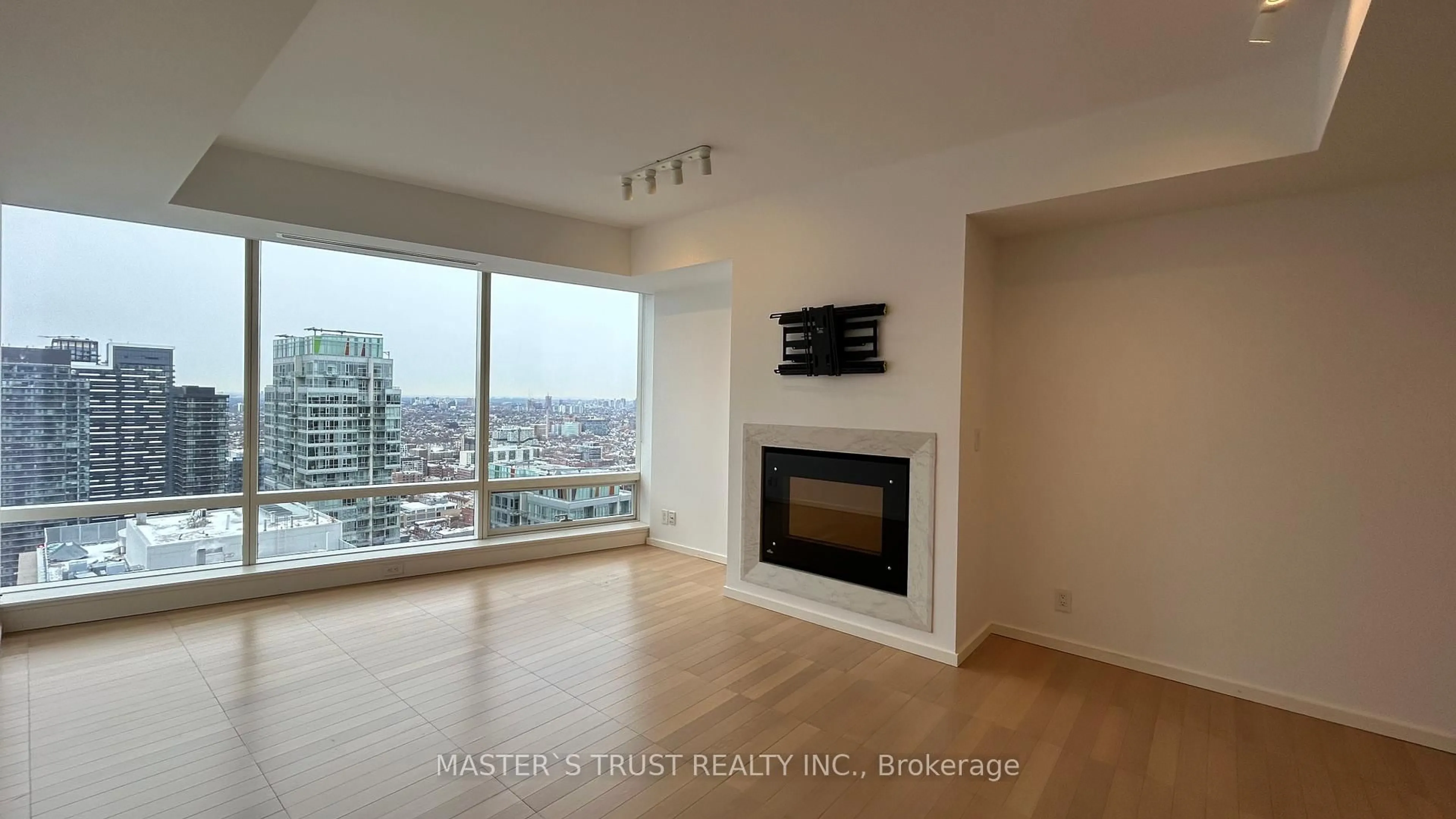 A pic of a room for 180 university Ave #4104, Toronto Ontario M5H 0A2