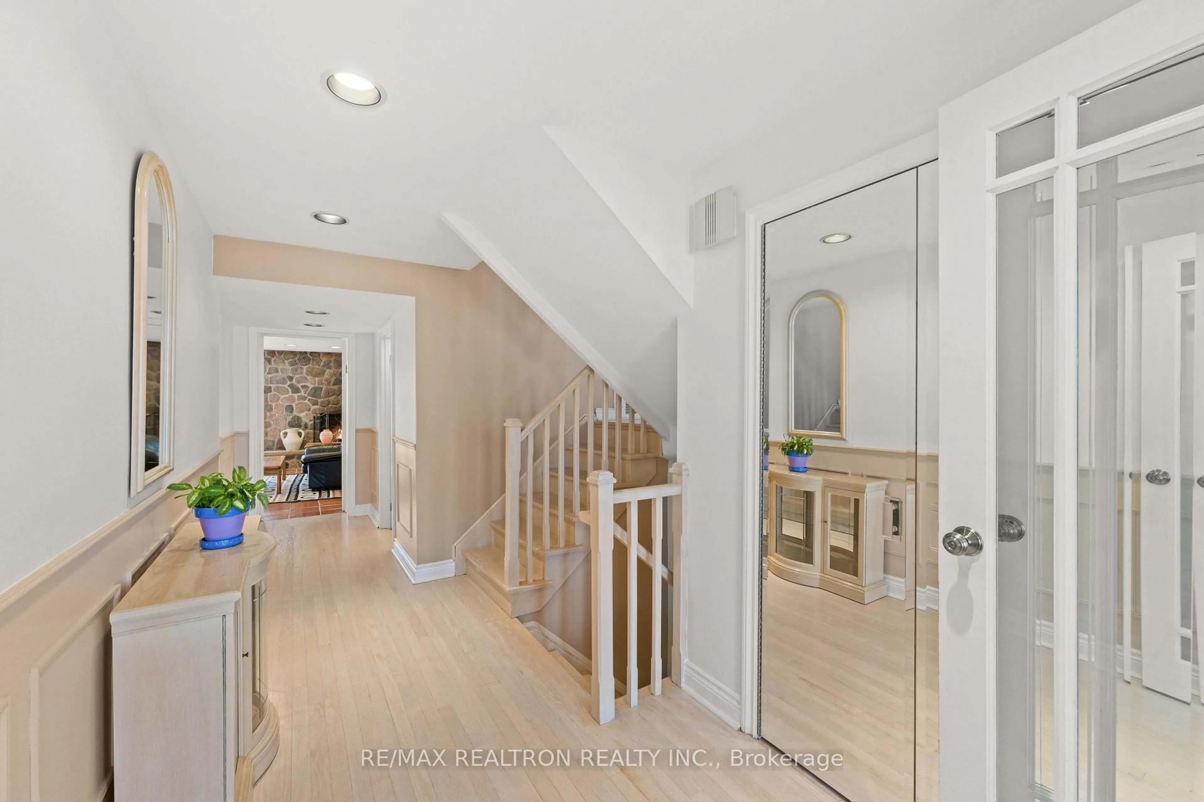 Indoor entryway for 11 Cavotti Cres, Toronto Ontario M3H 4V2