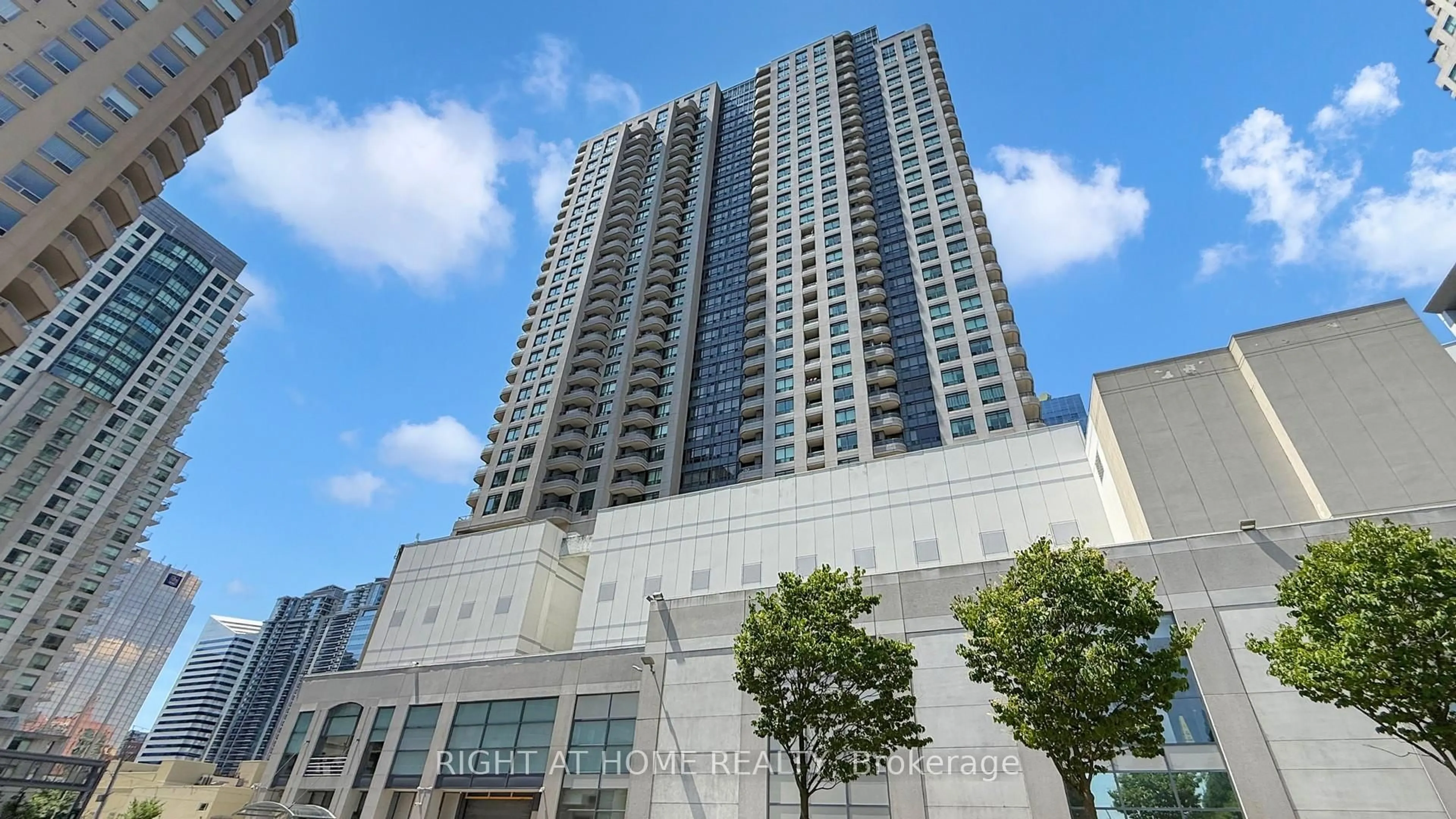 Indoor foyer for 8 Hillcrest Ave #1717, Toronto Ontario M2N 6Y6