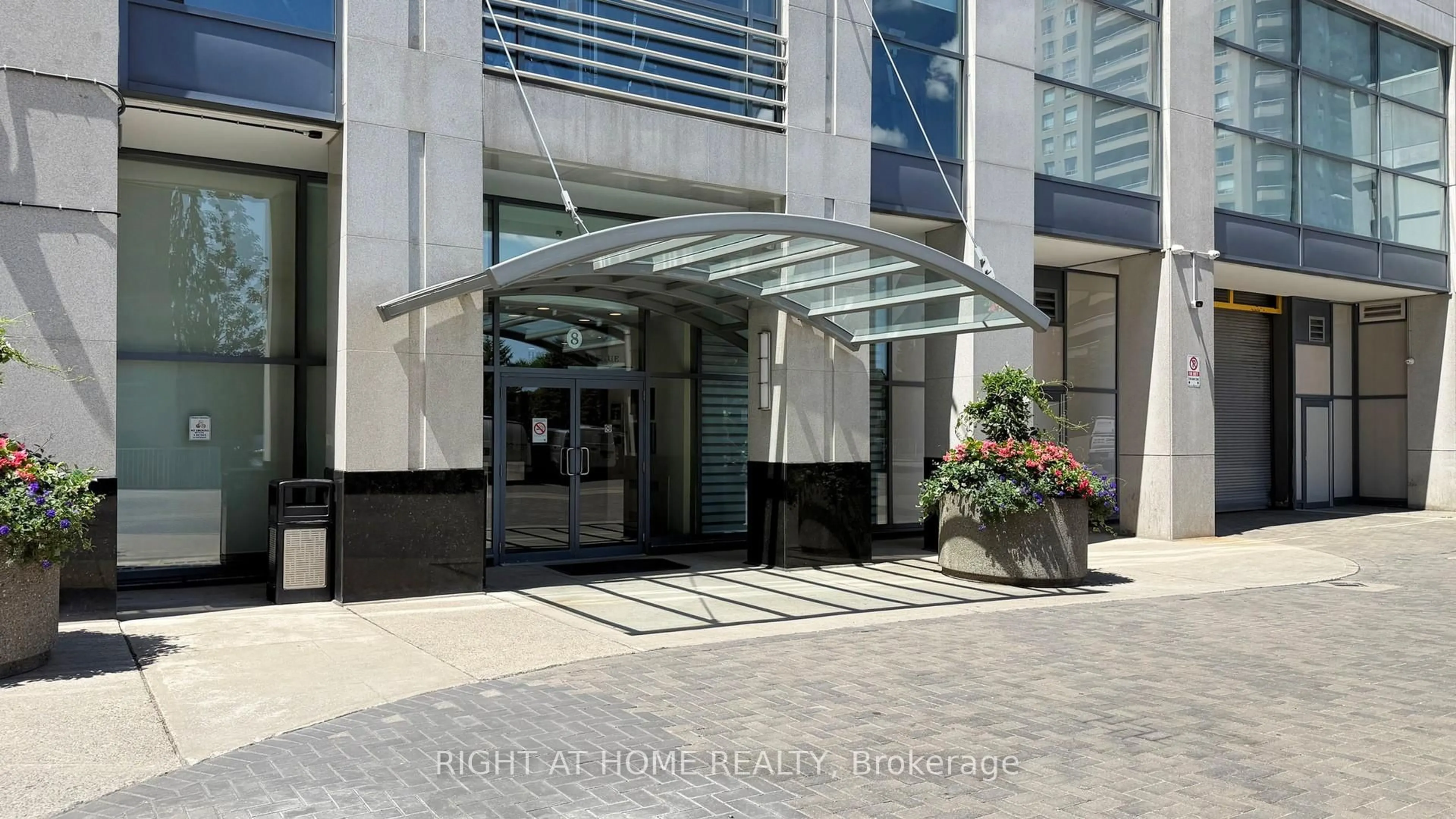 Indoor foyer for 8 Hillcrest Ave #1717, Toronto Ontario M2N 6Y6