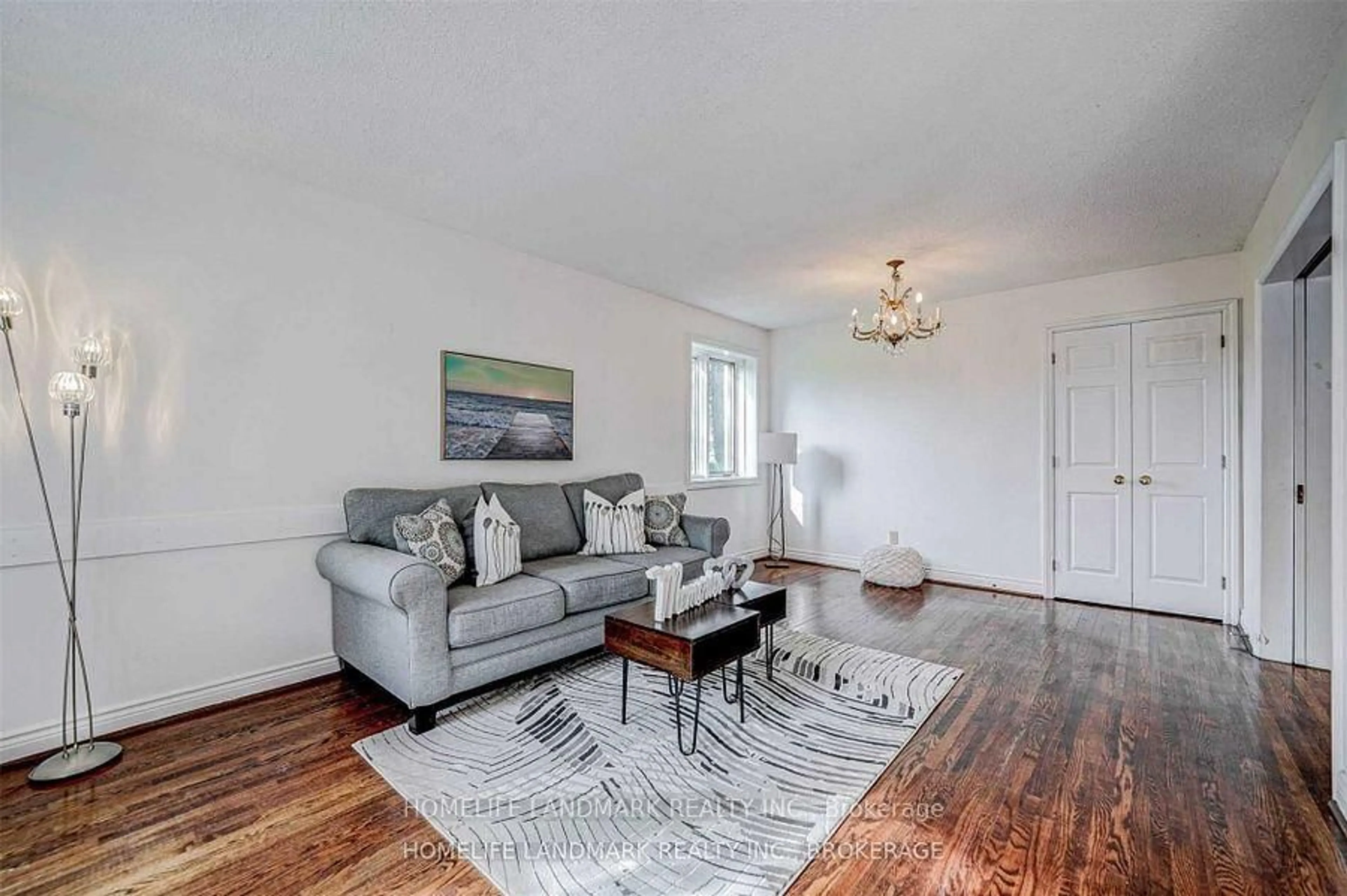 Living room with furniture, unknown for 44 Frontenac Ave, Toronto Ontario M5N 1Z7