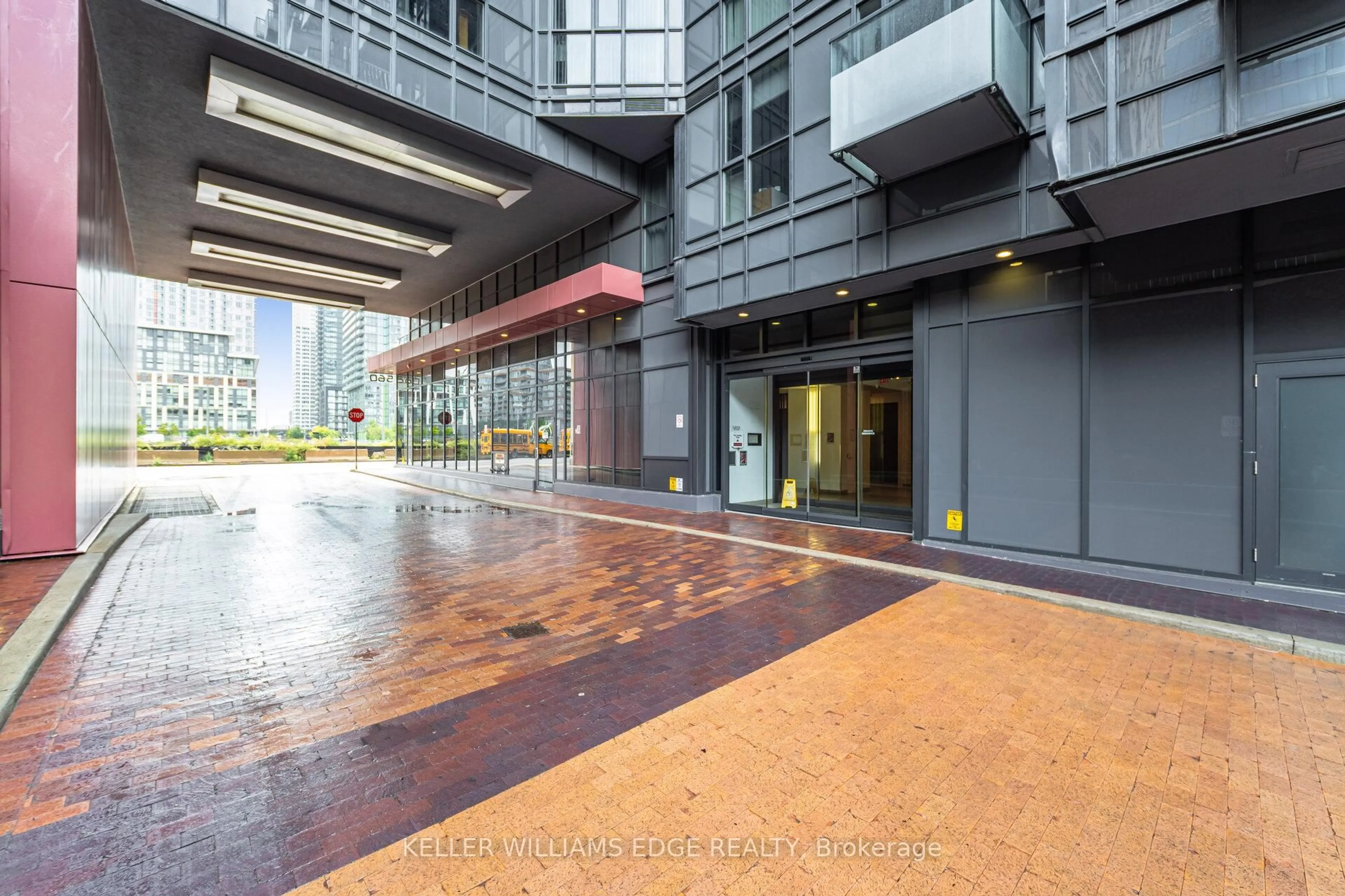 Indoor foyer for 560 Front St #821, Toronto Ontario M5V 1C1