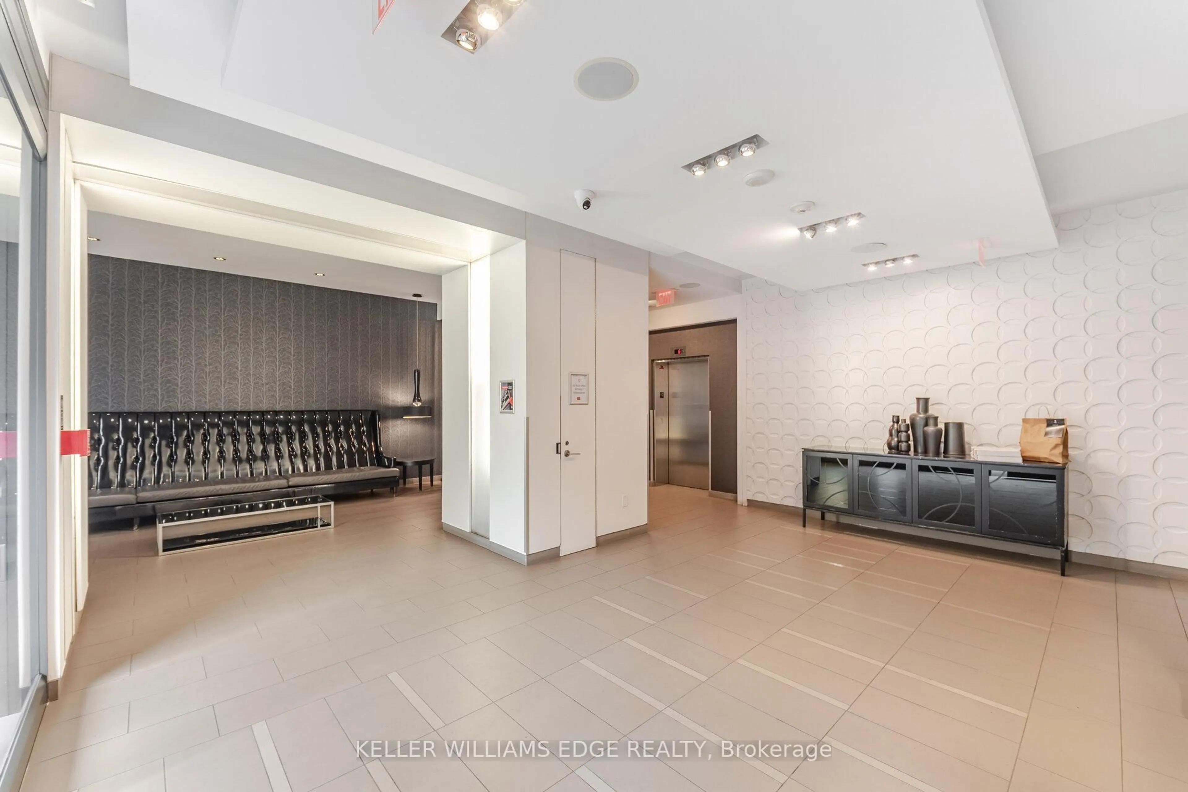 Indoor foyer for 560 Front St #821, Toronto Ontario M5V 1C1