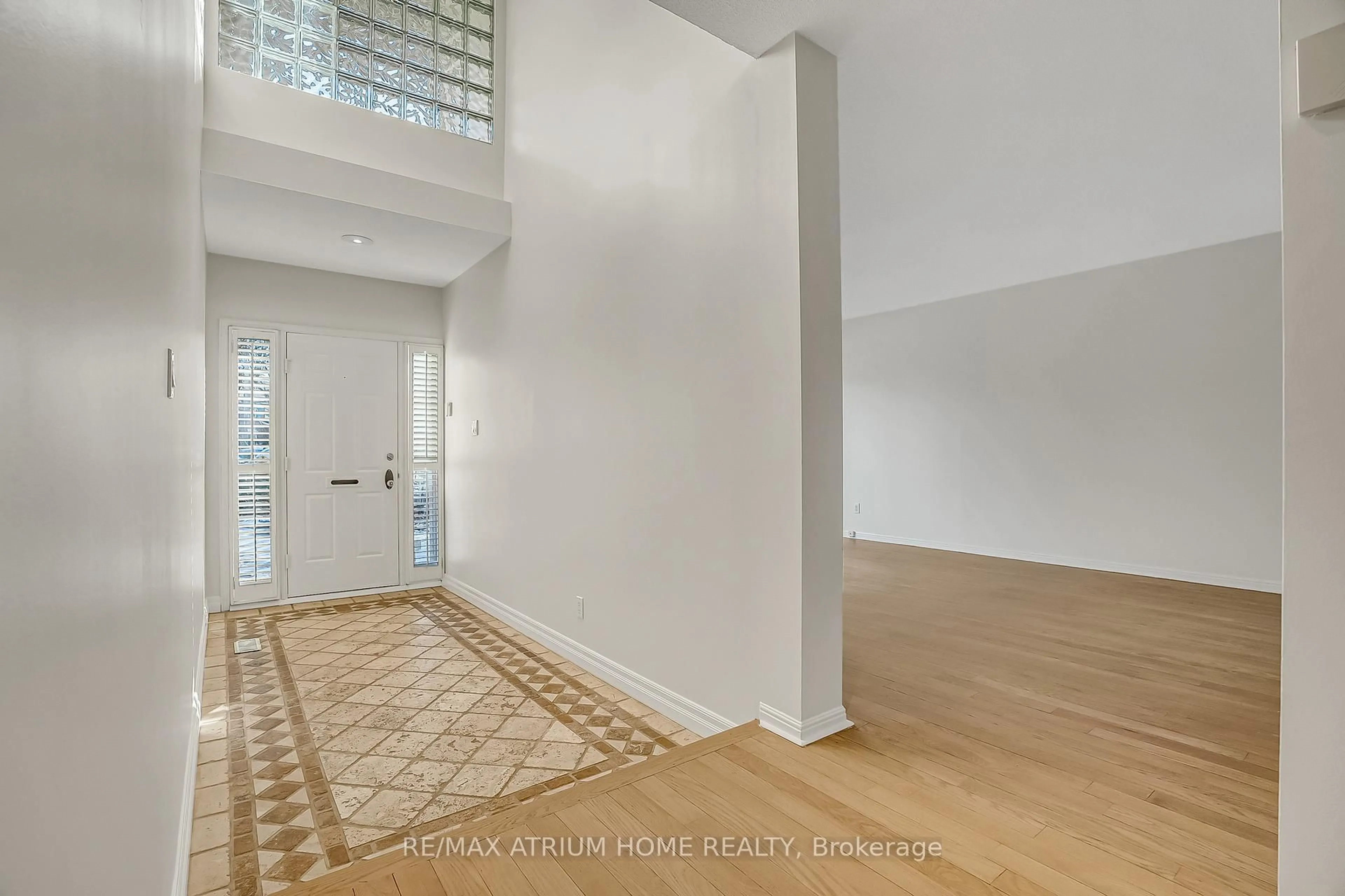 Indoor foyer for 52 Chiswell Cres, Toronto Ontario M2N 6E1