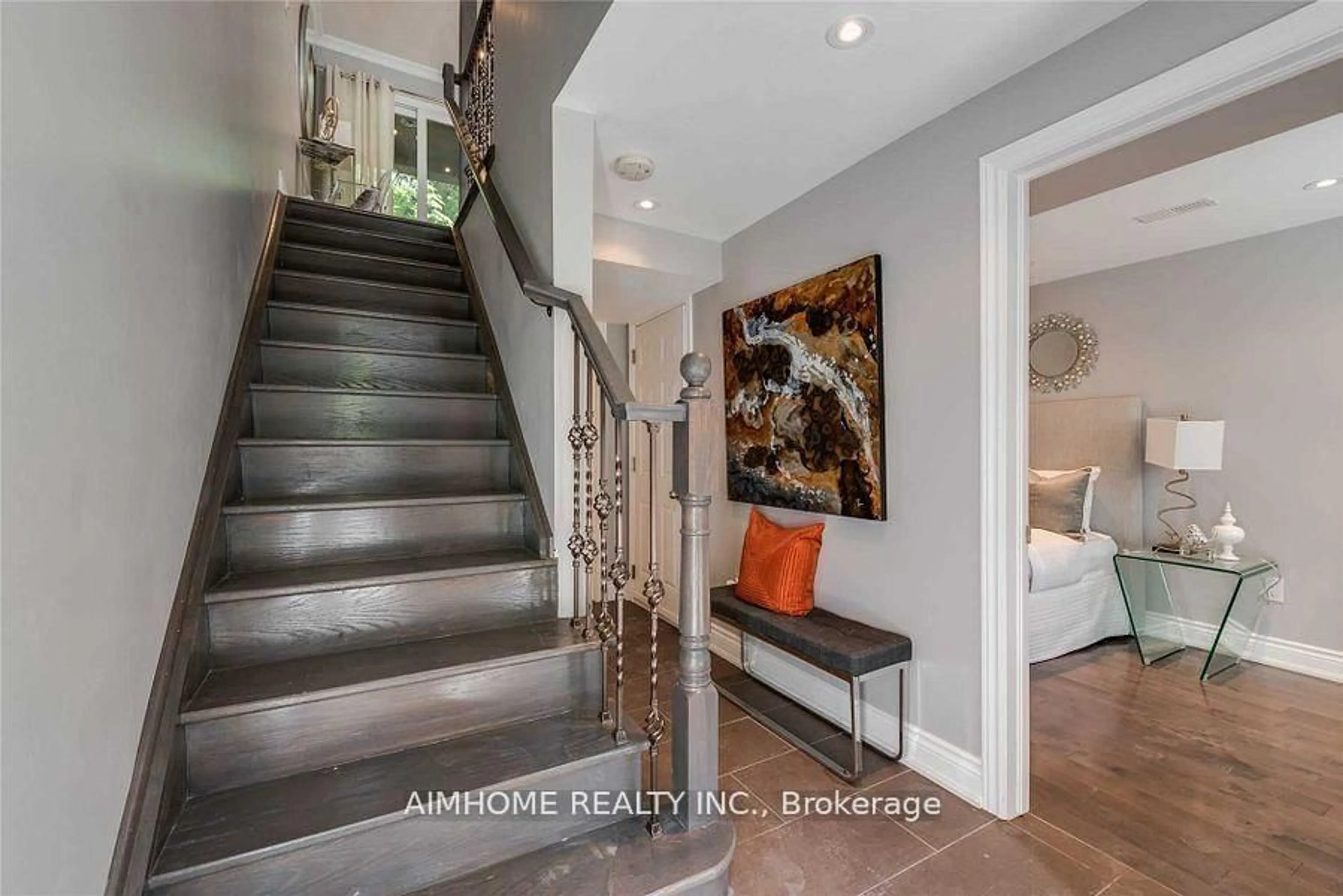 Indoor entryway for 360 R Dundas St #Th#2, Toronto Ontario M5A 2A3