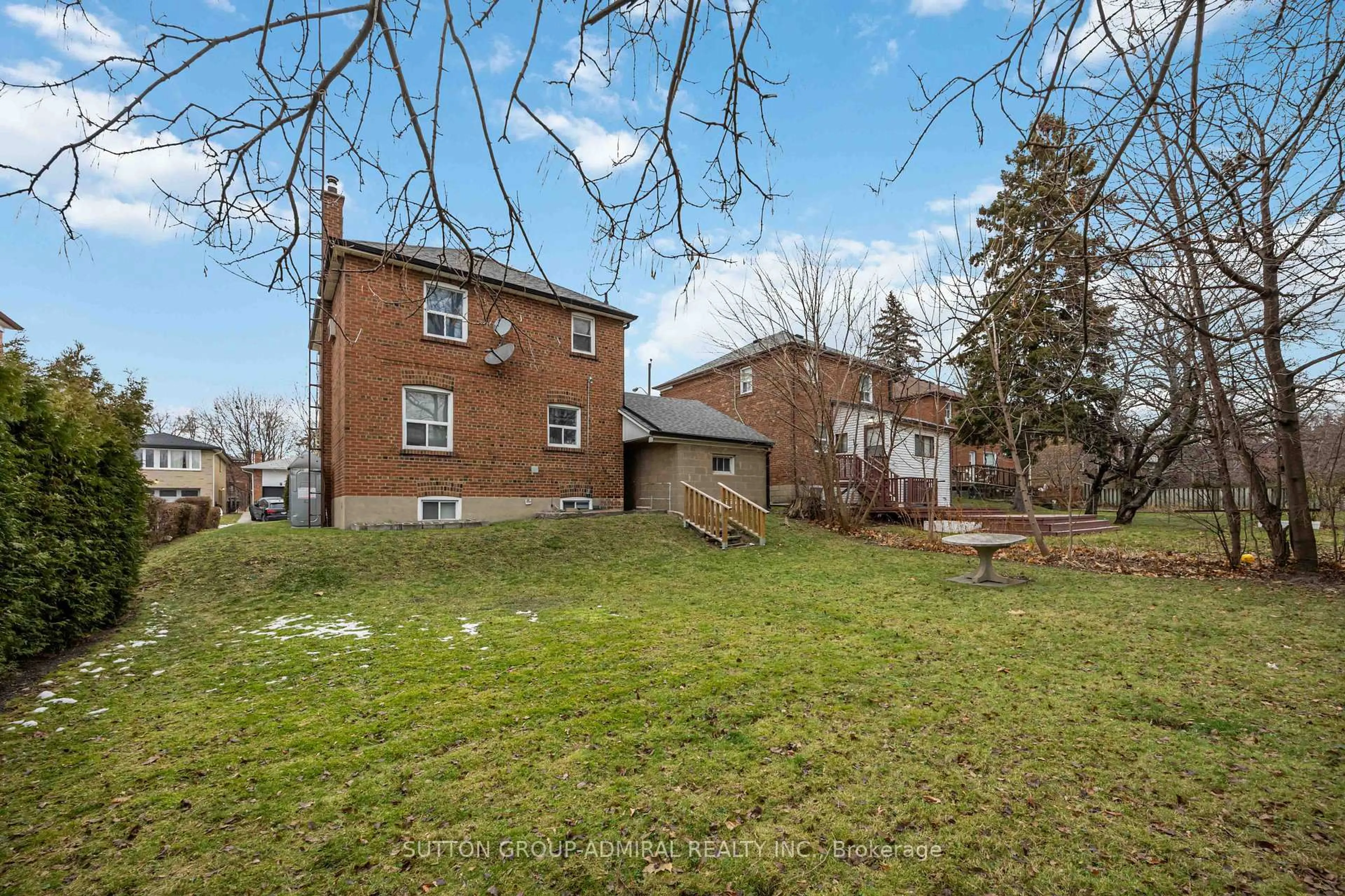 A pic from outside/outdoor area/front of a property/back of a property/a pic from drone, street for 31 Dell Park Ave, Toronto Ontario M6B 2T5