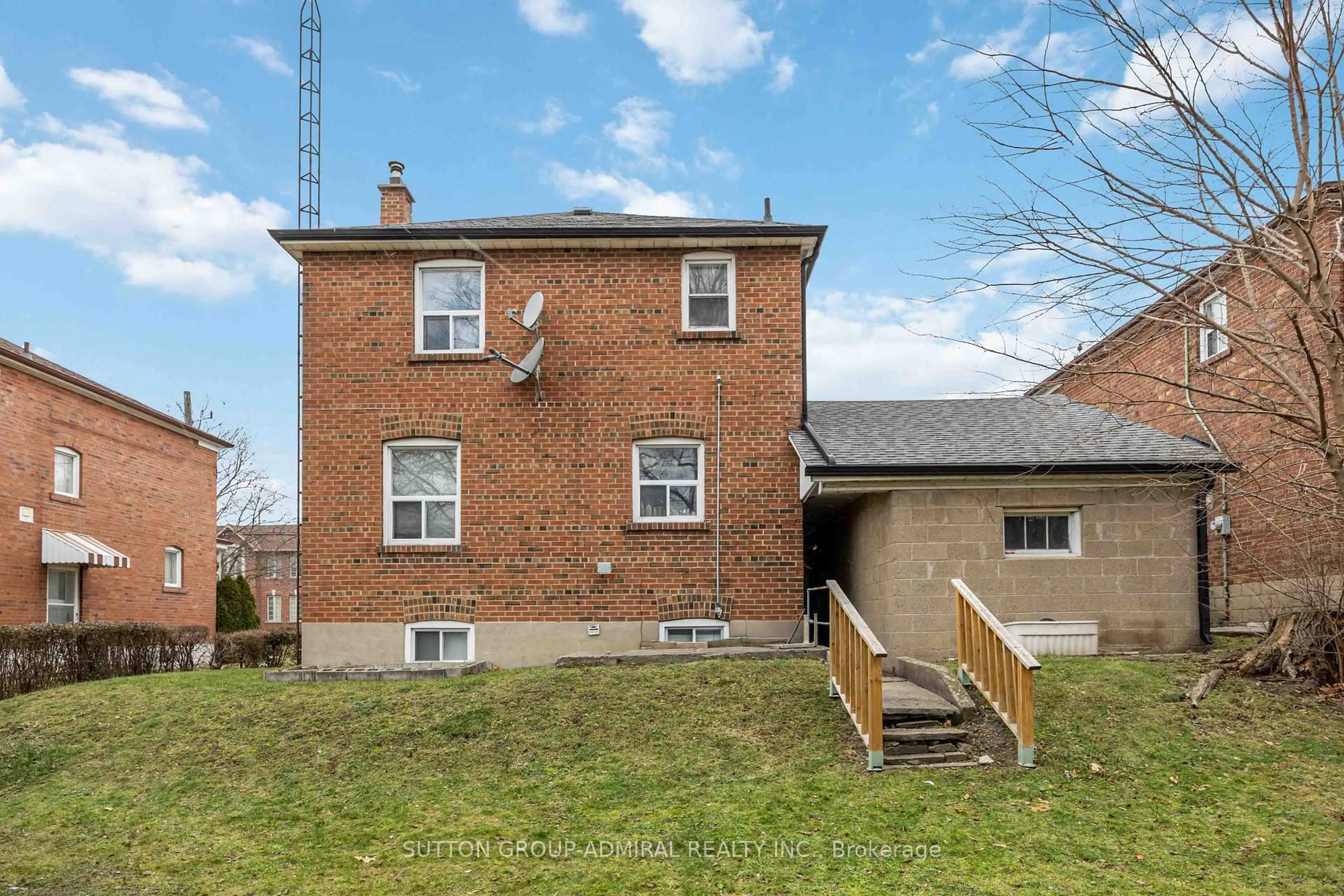 A pic from outside/outdoor area/front of a property/back of a property/a pic from drone, street for 31 Dell Park Ave, Toronto Ontario M6B 2T5