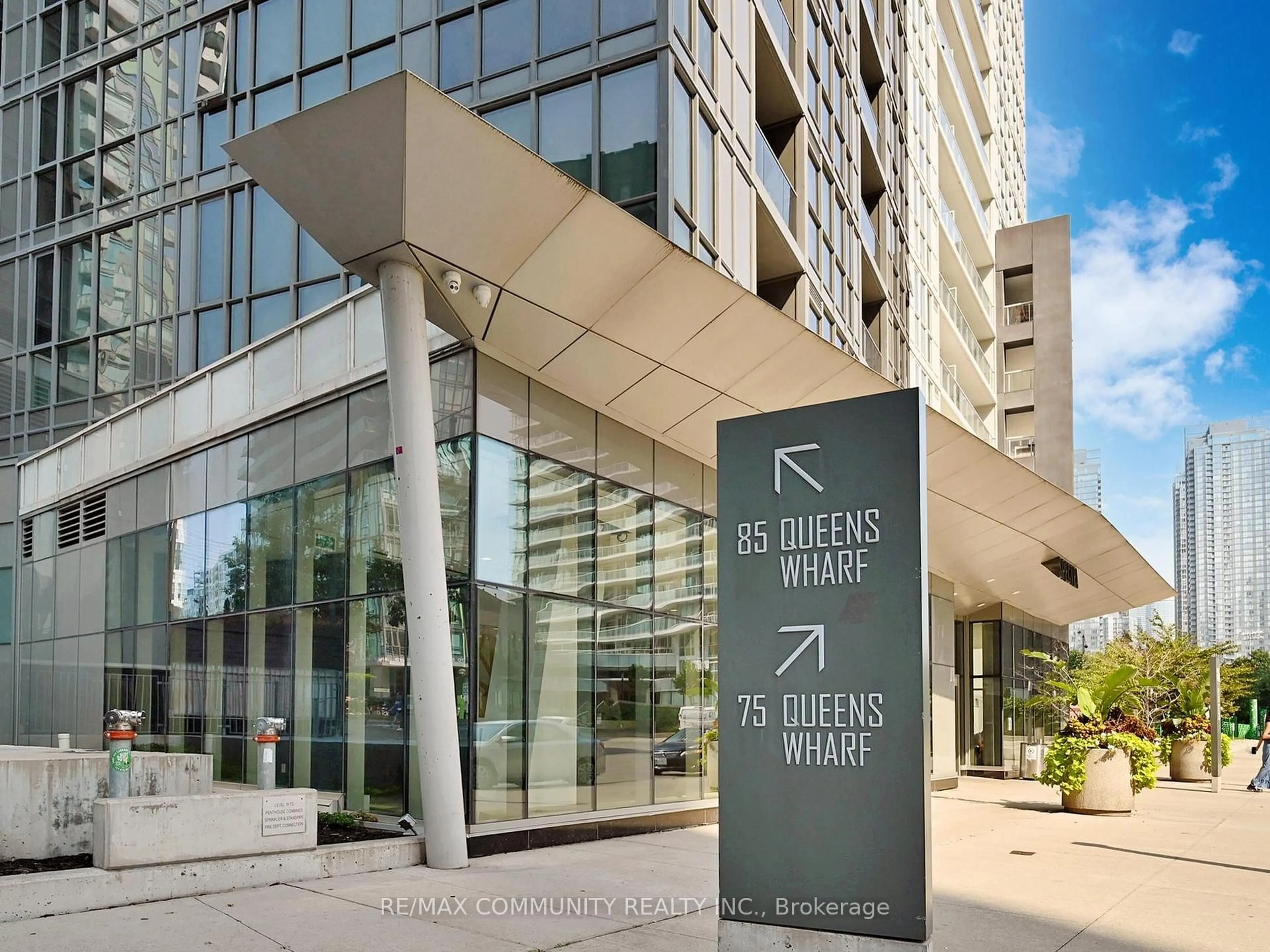 Indoor foyer for 85 Queens Wharf Rd #2210, Toronto Ontario M5V 0J9