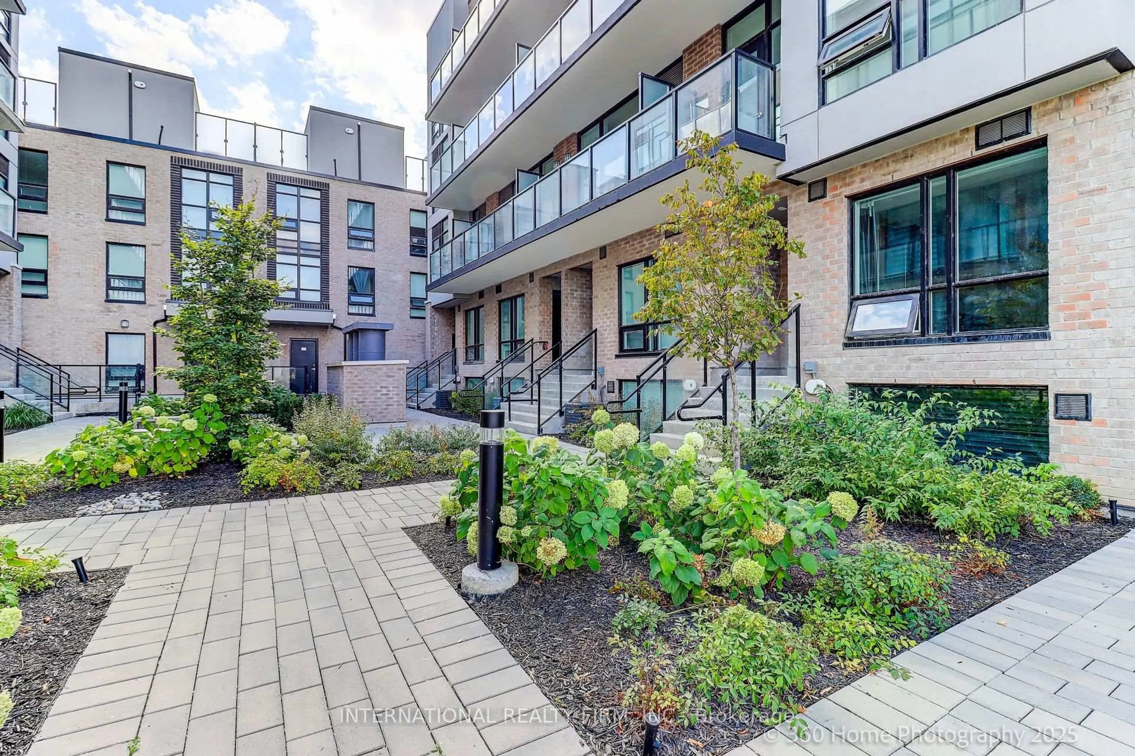 Patio, street for 851 Sheppard Ave #12, Toronto Ontario M3H 0G2