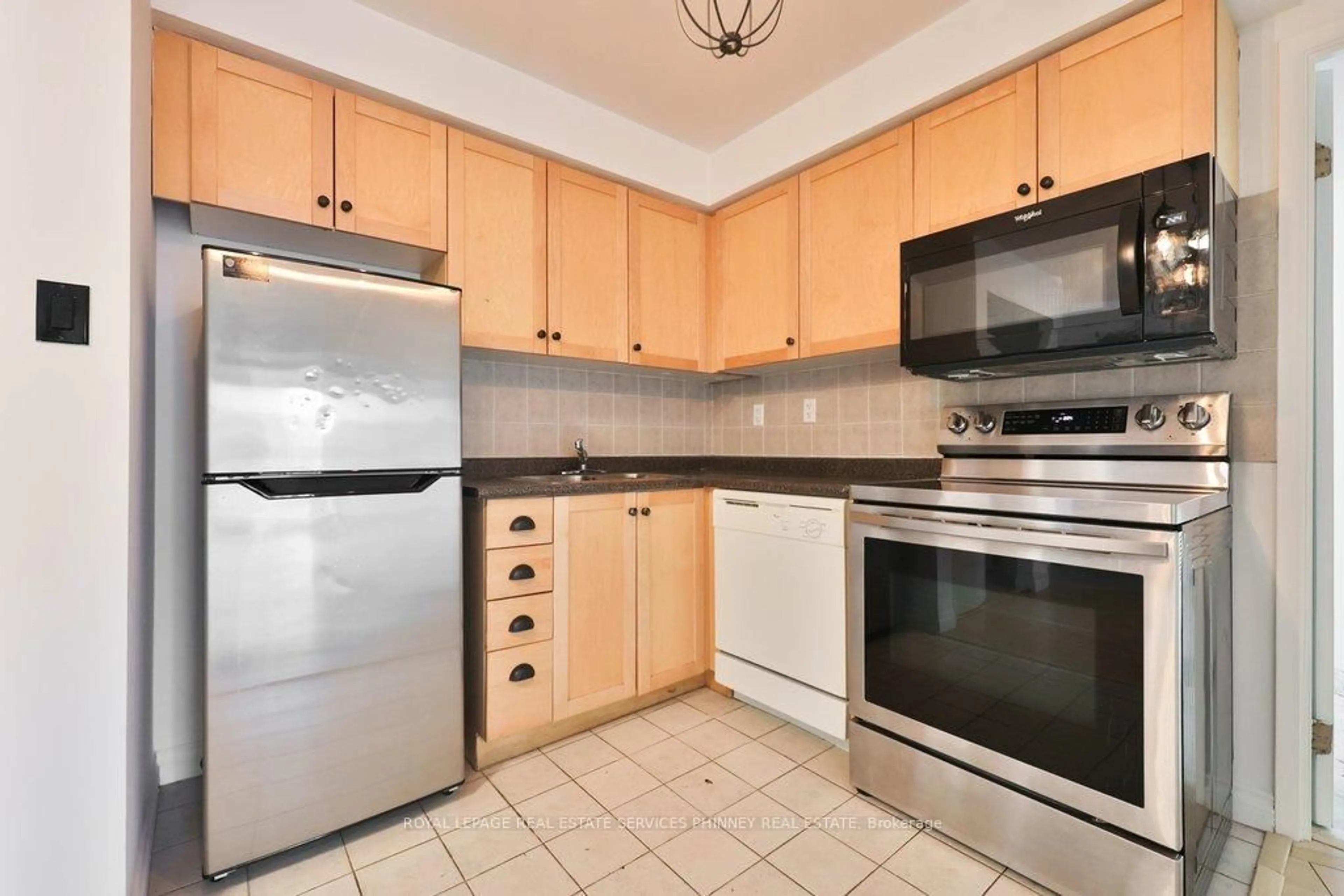 Standard kitchen, unknown for 650 Queens Quay #302, Toronto Ontario M5V 3N2