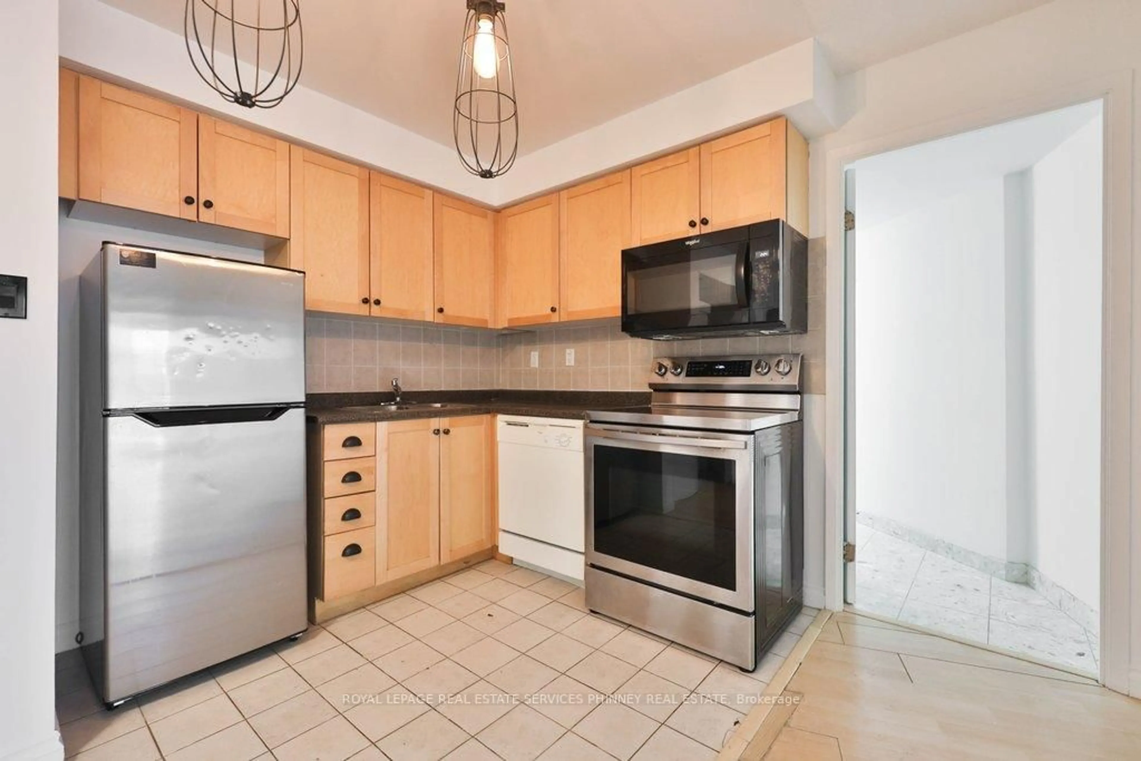 Standard kitchen, ceramic/tile floor for 650 Queens Quay #302, Toronto Ontario M5V 3N2