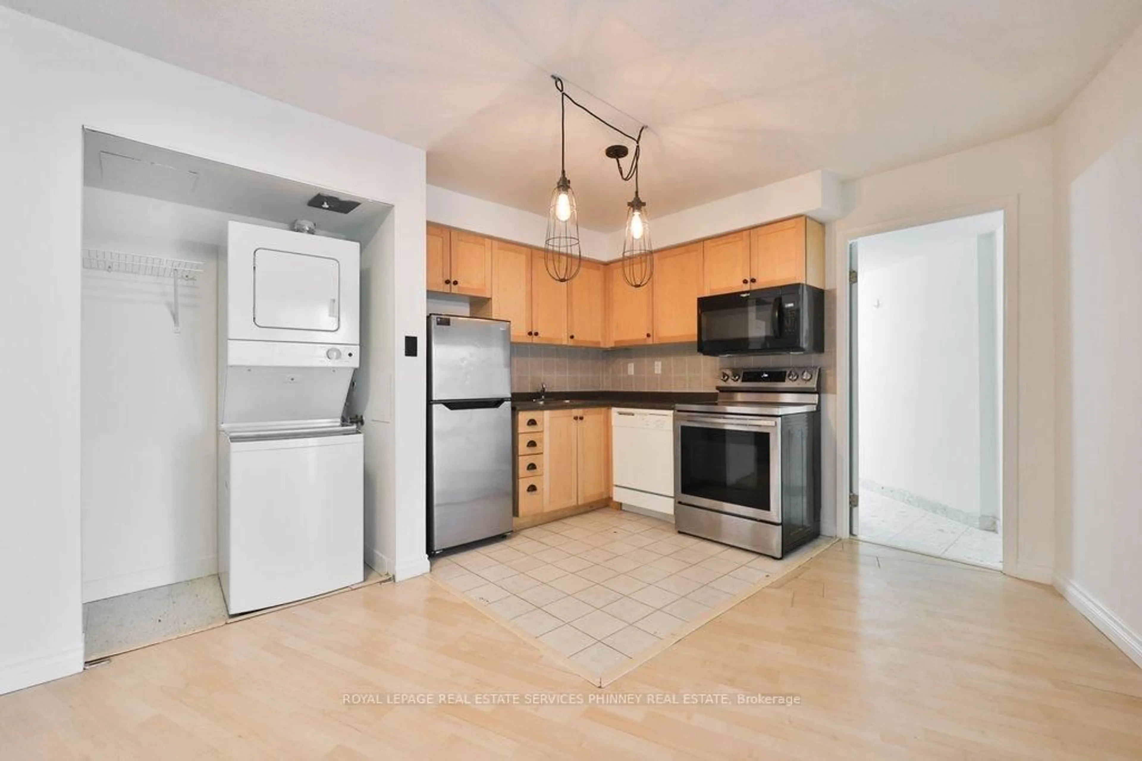 Standard kitchen, unknown for 650 Queens Quay #302, Toronto Ontario M5V 3N2