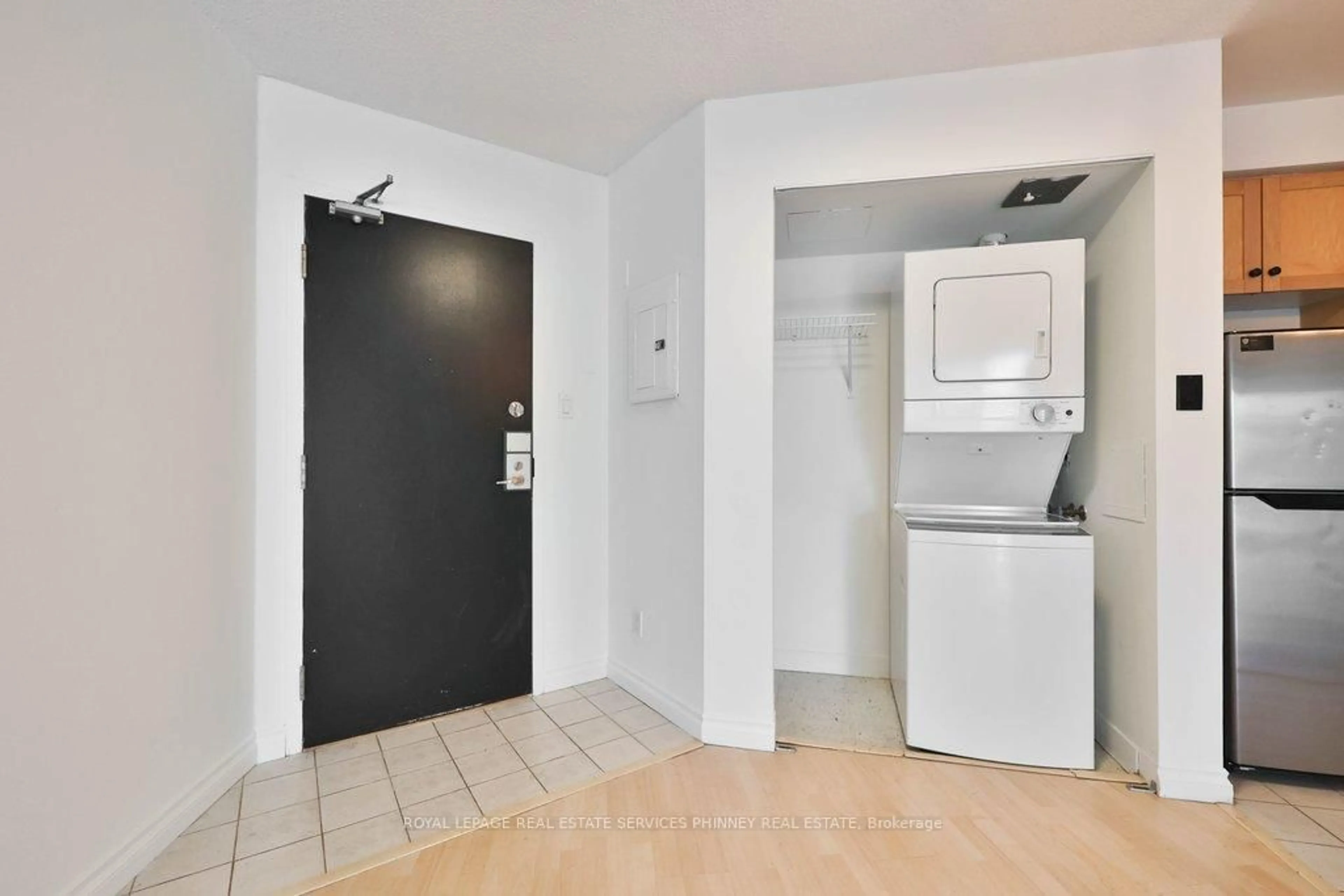 Indoor entryway for 650 Queens Quay #302, Toronto Ontario M5V 3N2