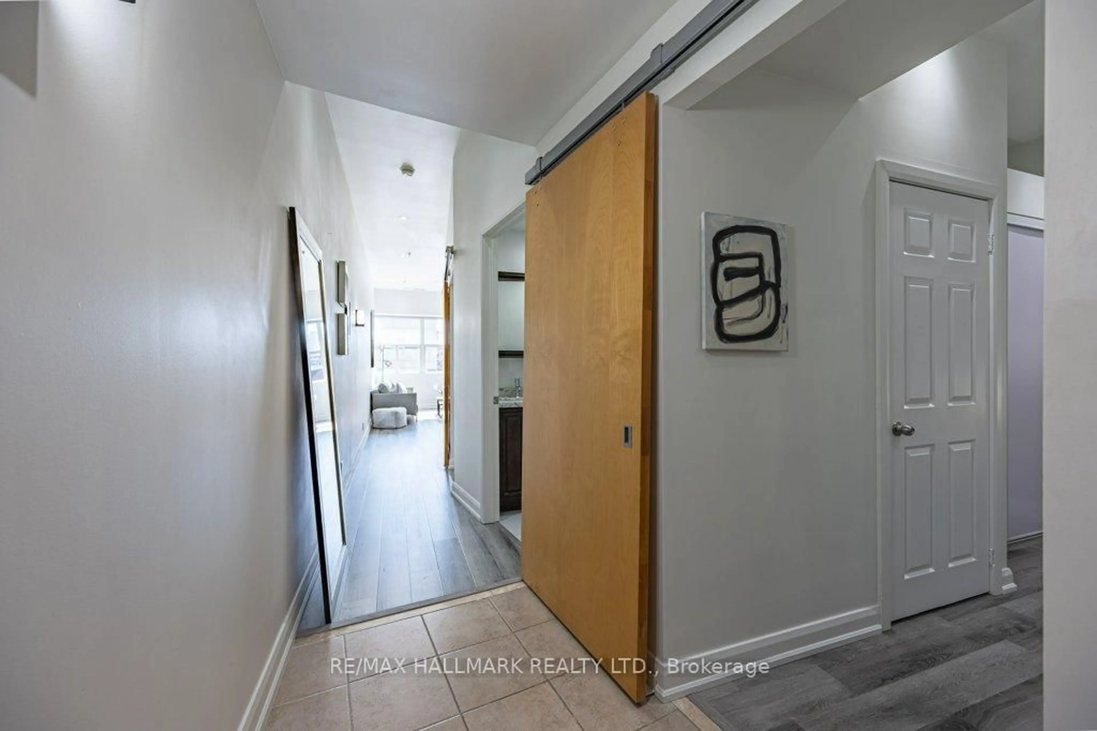 Indoor entryway for 700 King St #216, Toronto Ontario M5V 2Y6