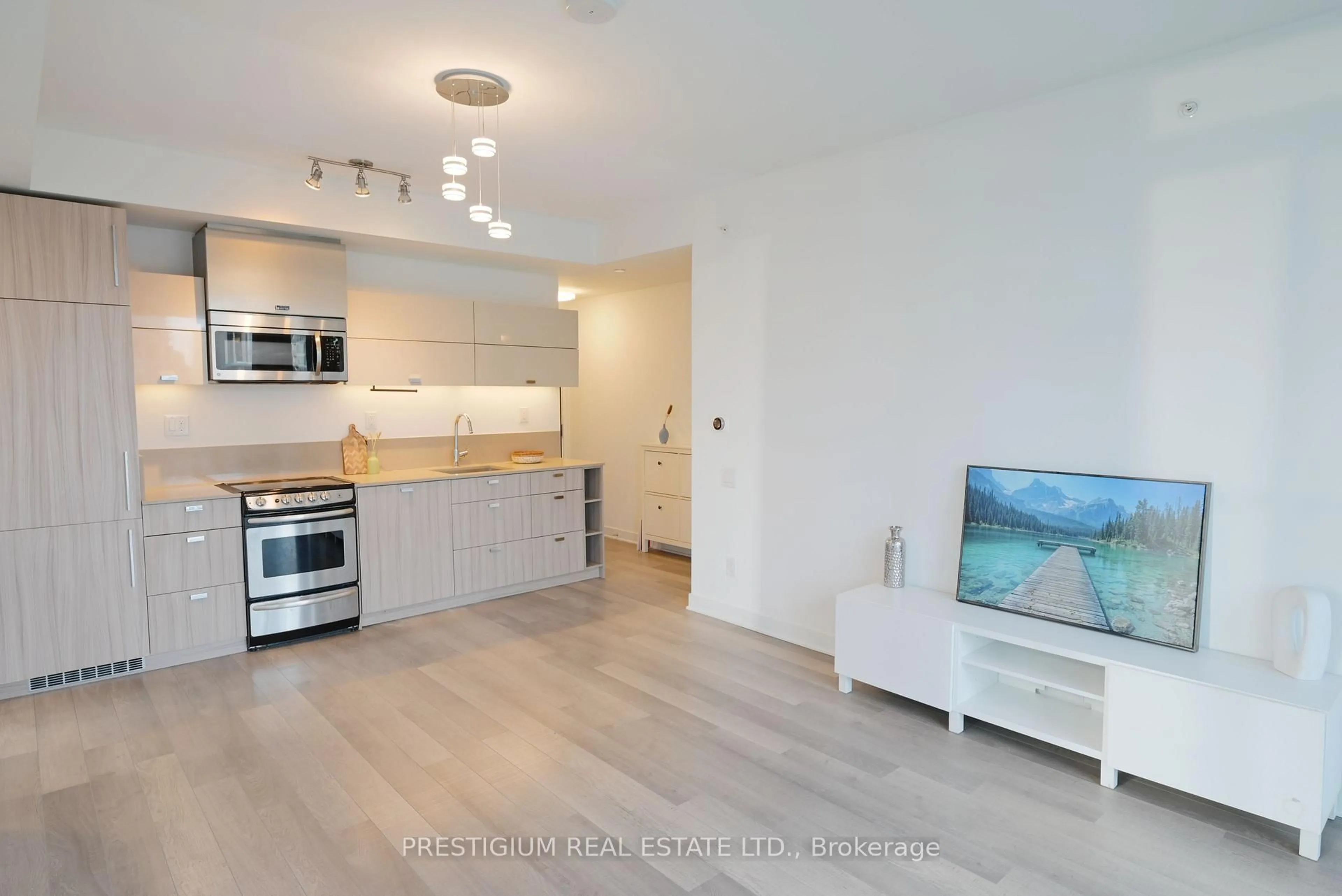 Open concept kitchen, wood/laminate floor for 290 Adelaide St #1910, Toronto Ontario M5V 0P3